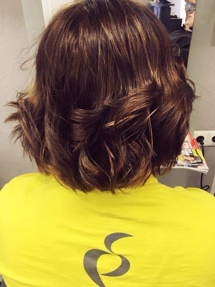 Eine Frau mit kurzen braunen Haaren trägt ein gelbes Shirt mit dem Buchstaben S auf dem Rücken.