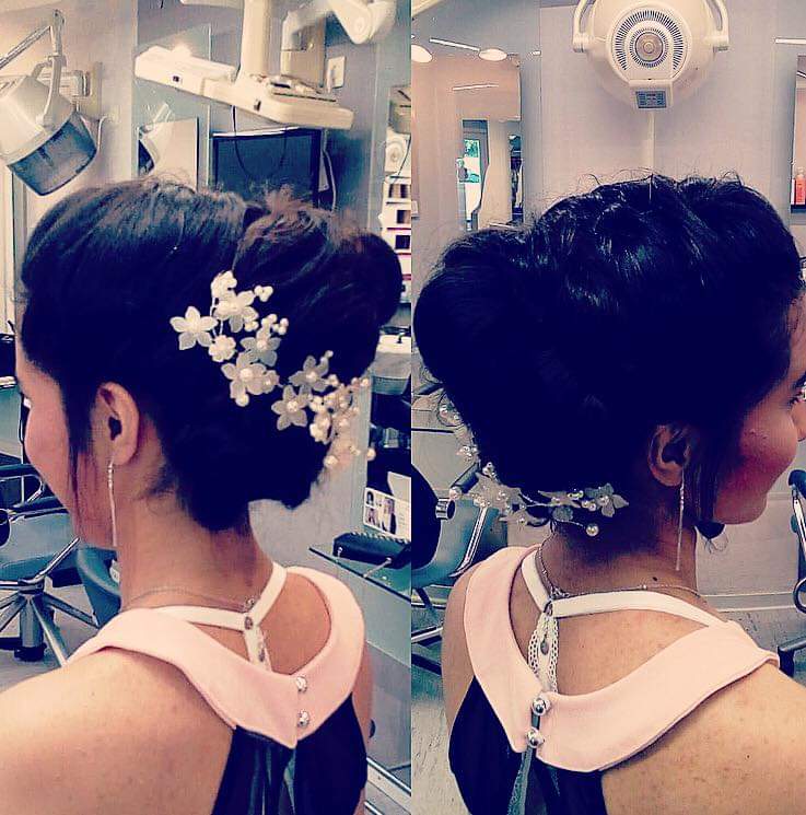 Eine Frau mit einem Dutt und Blumen darin