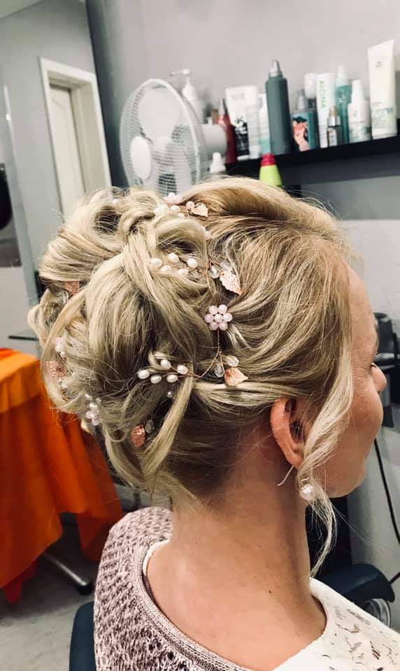 Eine Frau lässt sich in einem Salon die Haare machen.