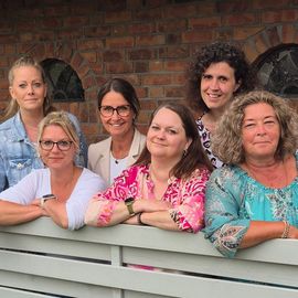 Ein Schwarzweißfoto von sechs Frauen mit Brillen.