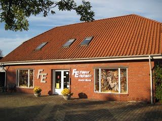 Ein Backsteingebäude mit einem roten Dach und einem Schild mit der Aufschrift „fe“