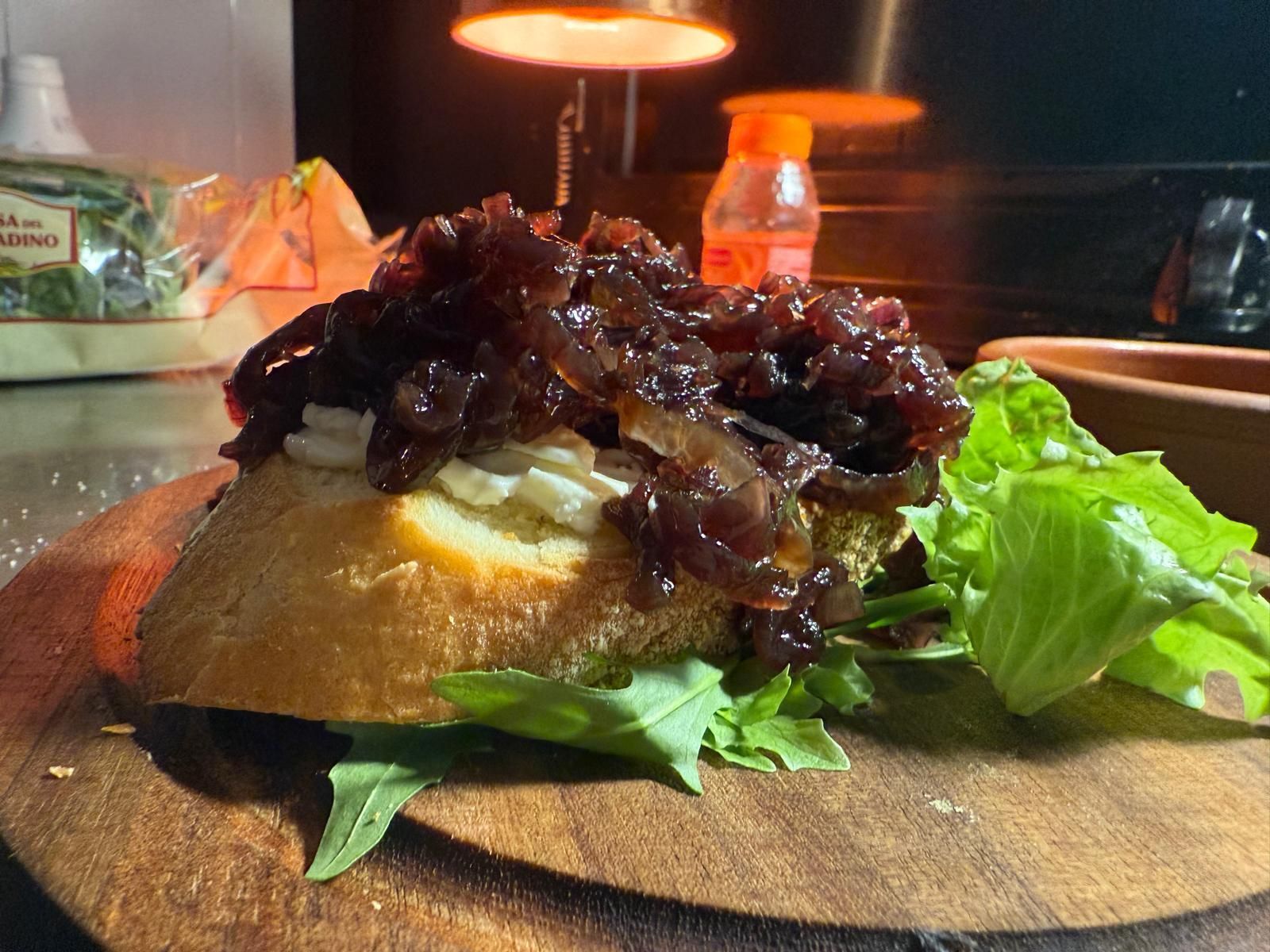 crostini con cipolle caramellate