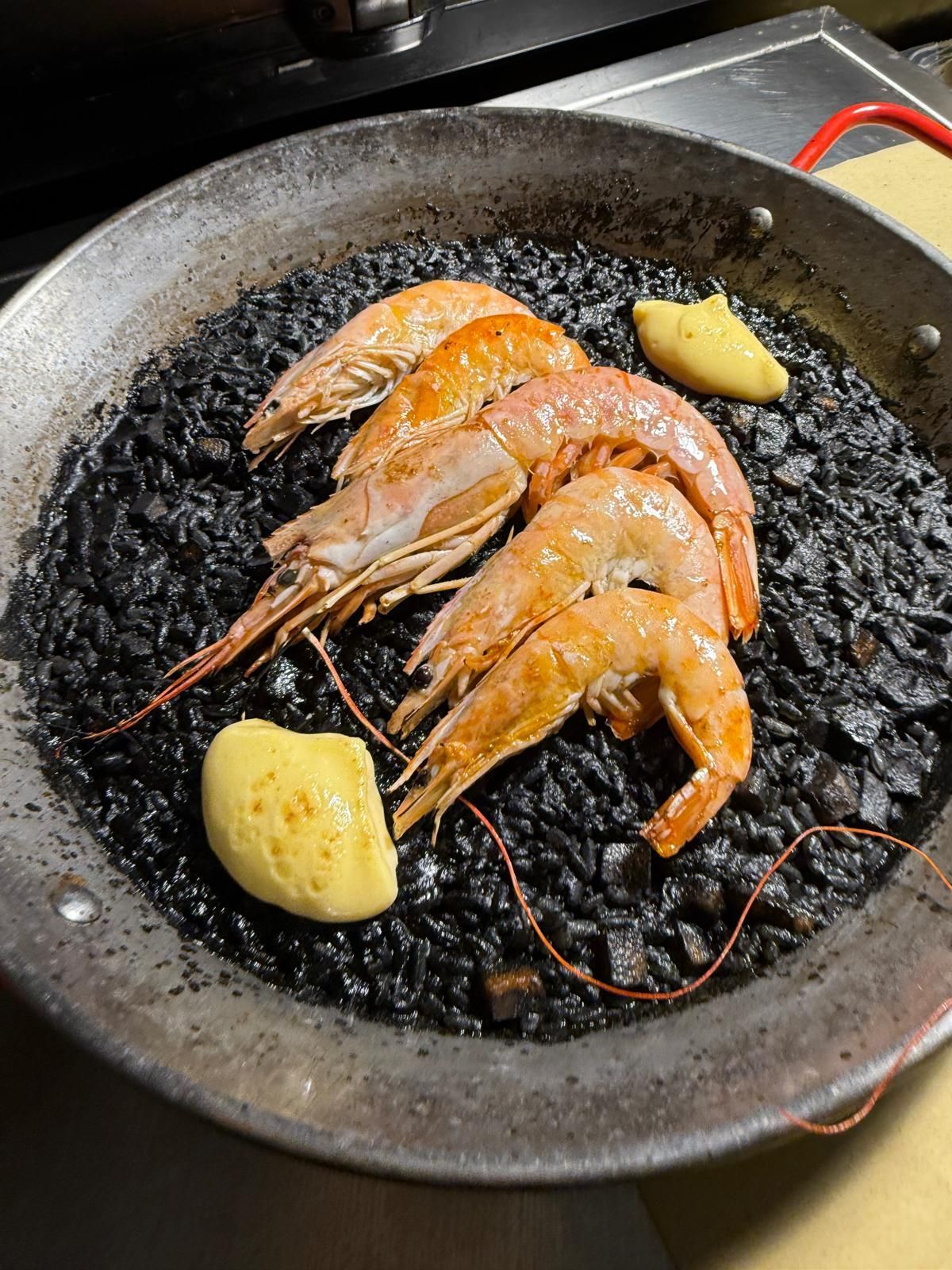 paella con riso nero