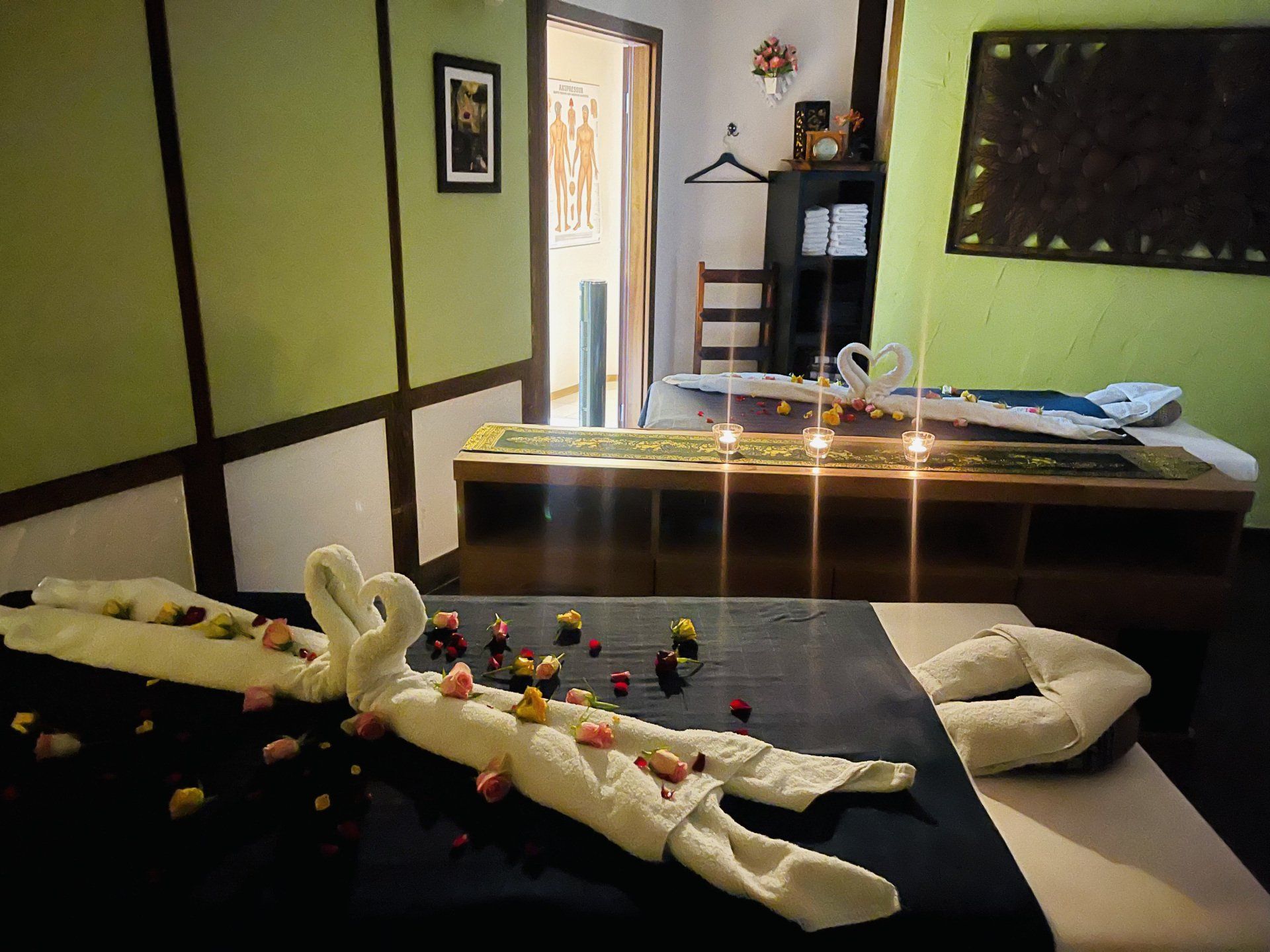 Ein Zimmer mit zwei Betten und einem Schwan aus Handtüchern