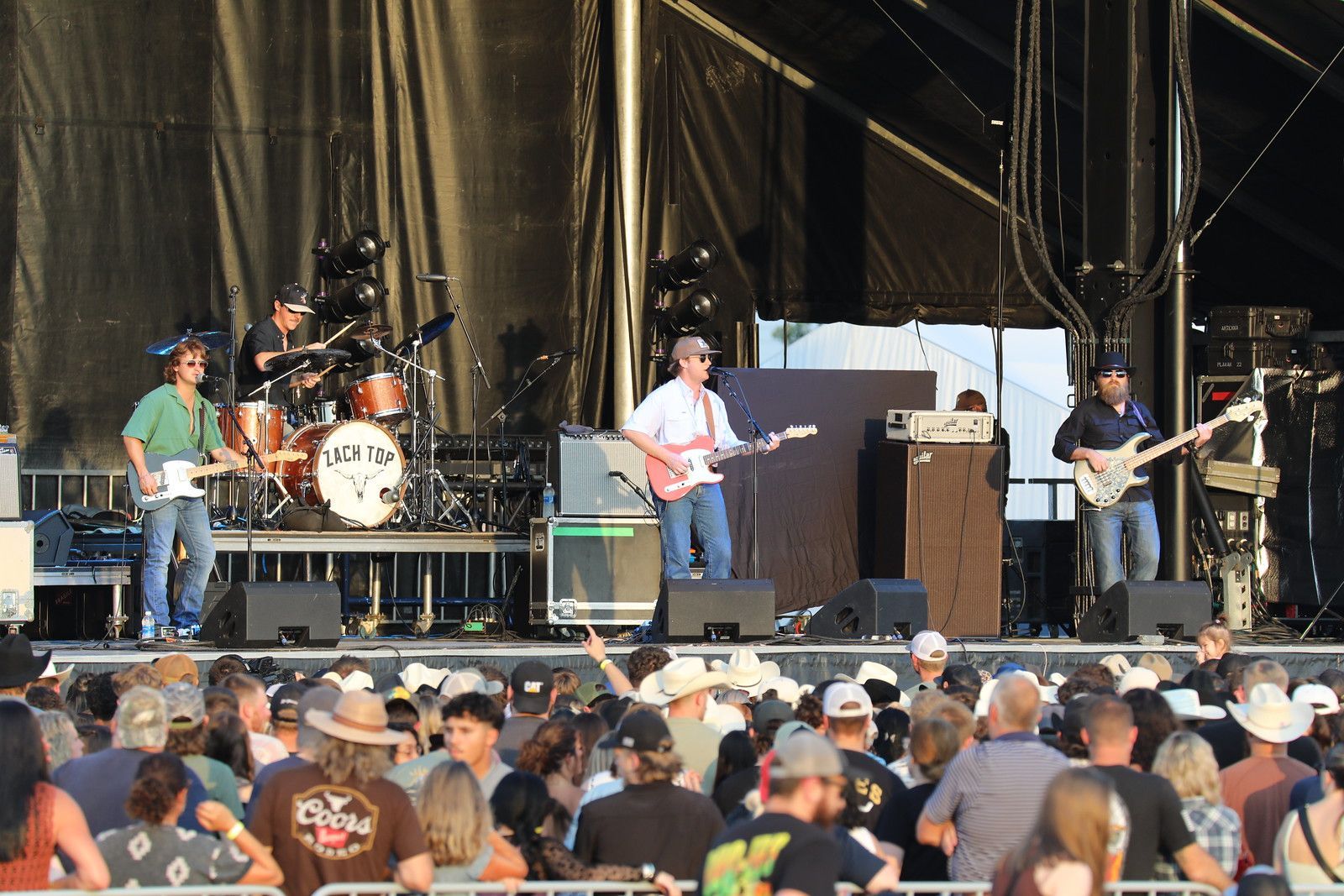 Live music graphic with guitar and text on teal background.