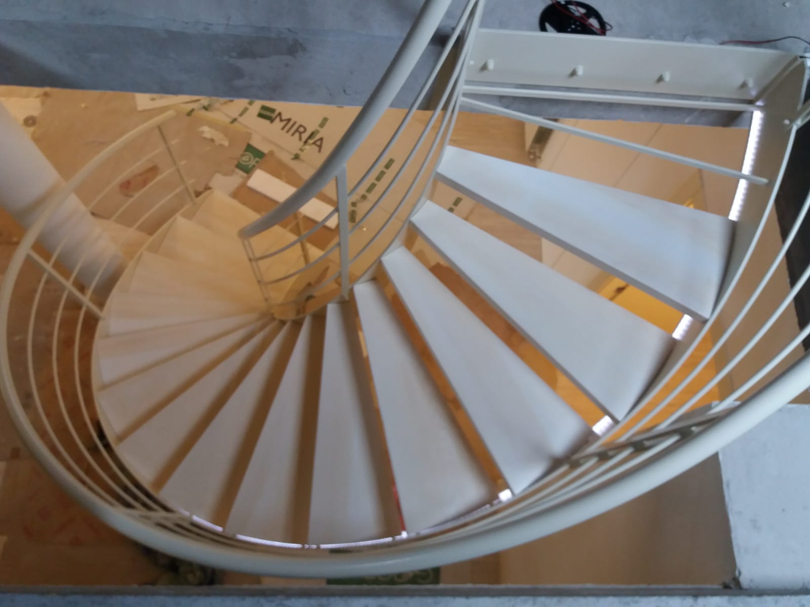 scala a chiocciola bianca