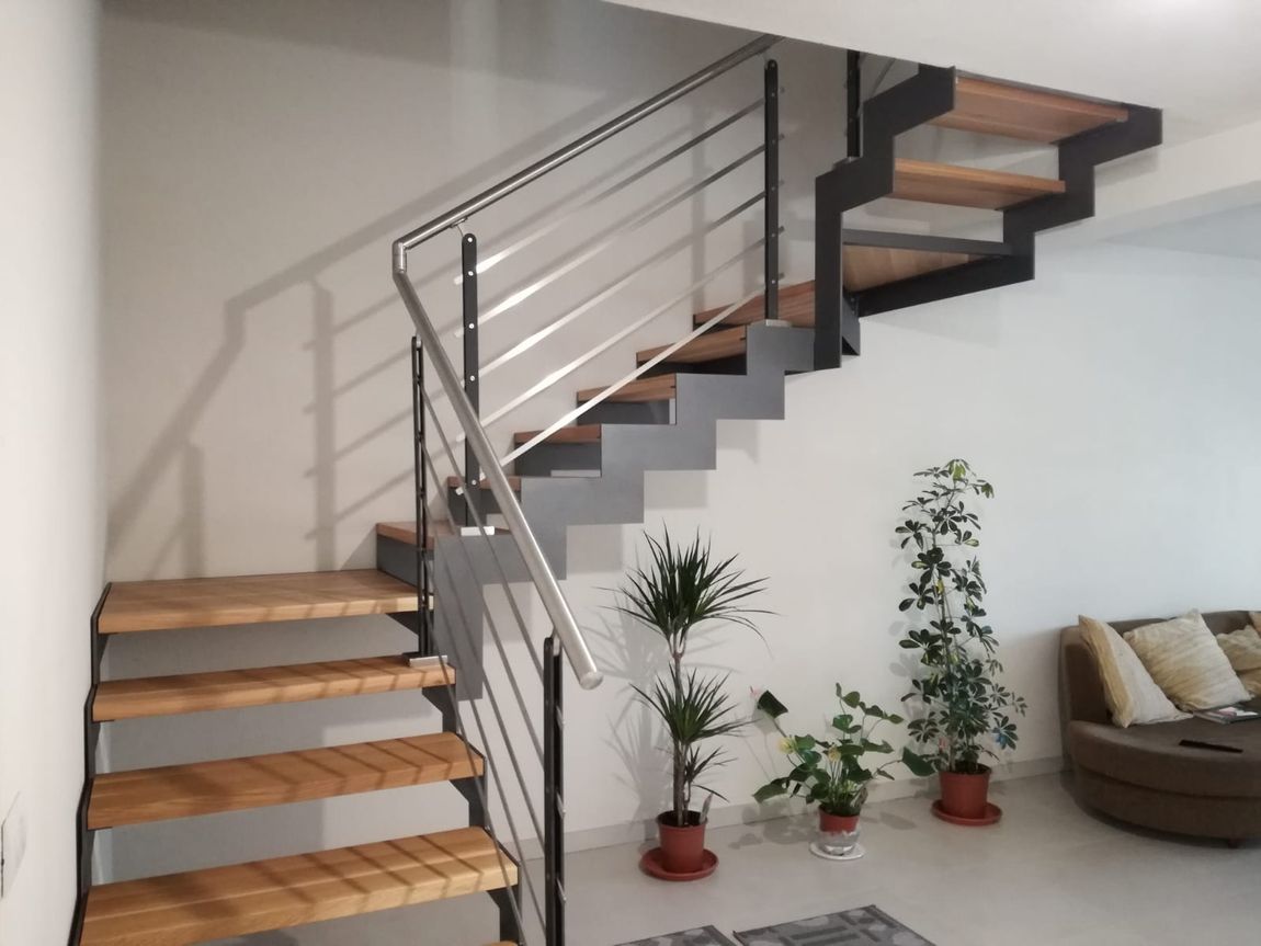 scale in legno con ringhiera grigia in acciaio