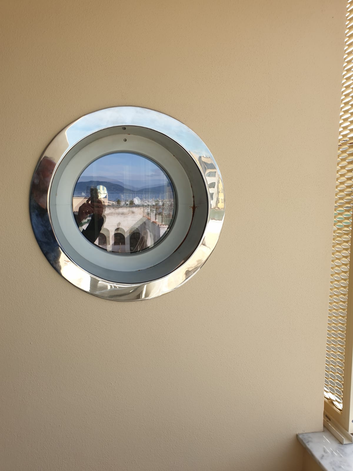 porta beige con oblò in acciaio