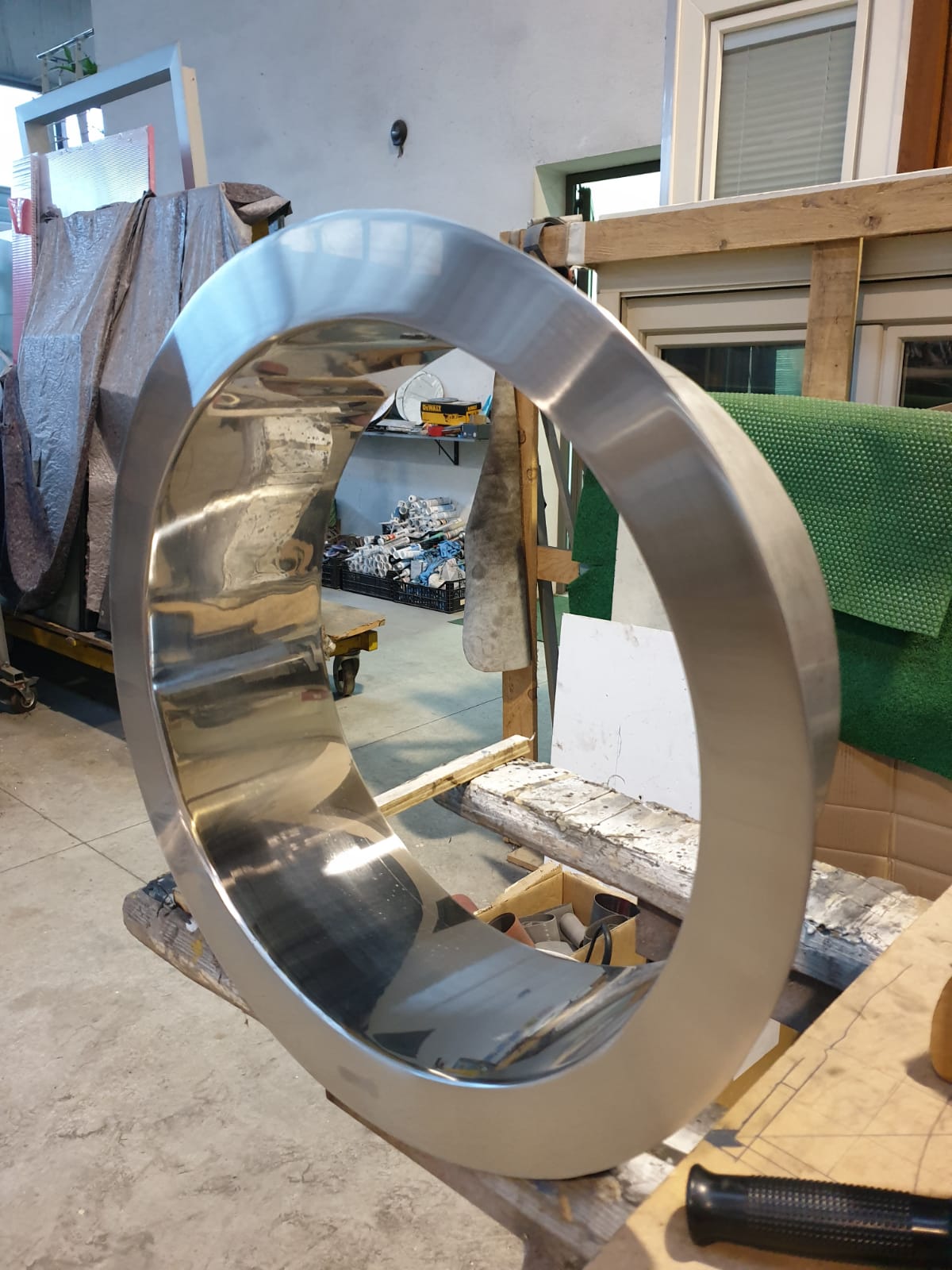 struttura di oblò in acciaio inox