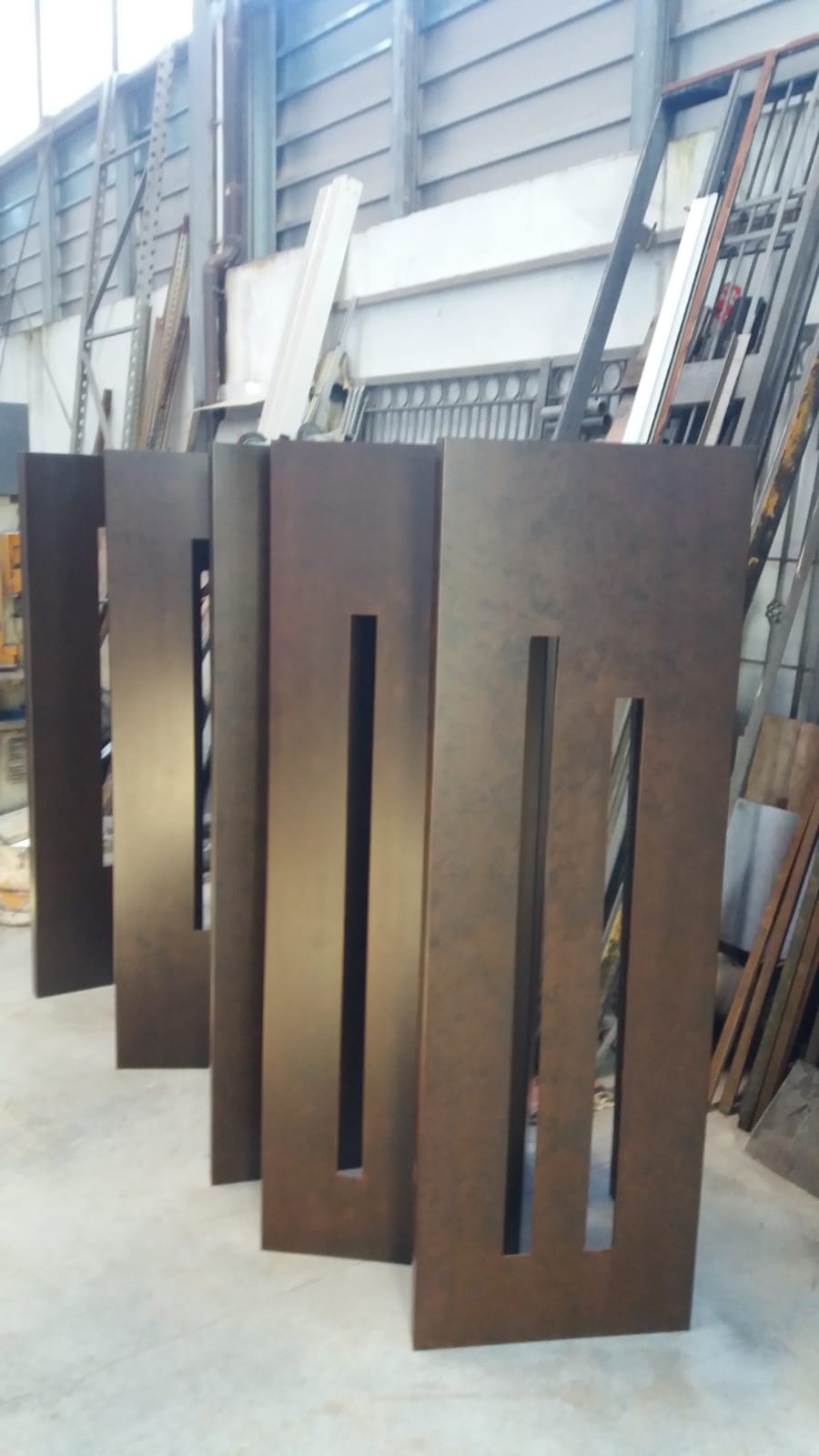 composizione di design in acciaio COR-TEN