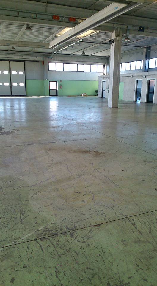 Pavimentazione in resina prima di pulizia