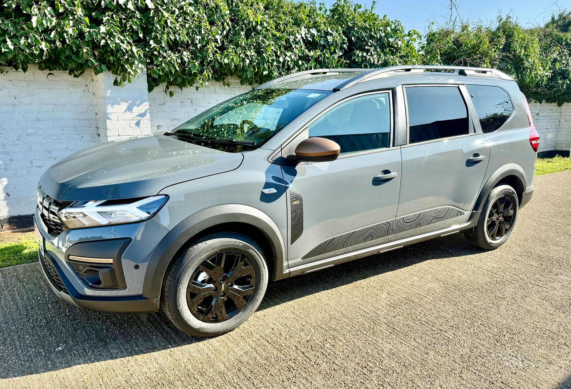 Rent a large car, estate, MPV, 7 seat people carrier, hire a mini-van, people mover, in an automatic transmission with roof rails, travel UK and Europe in the New Dacia Jogger Extreme Hybrid self charging, ULEZ compliant rental vehicle