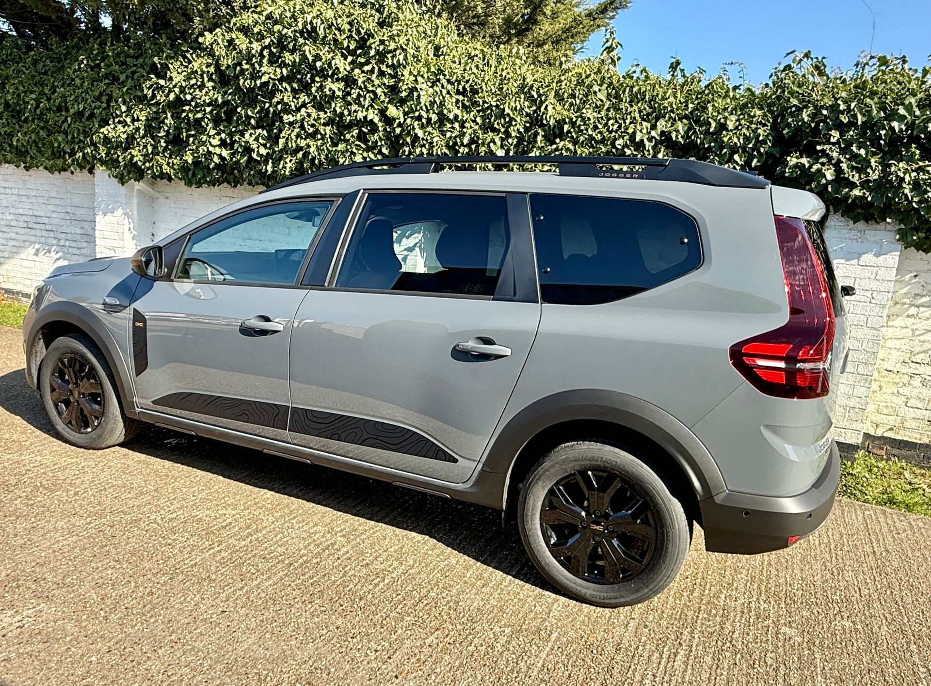 Rent a large car, estate, MPV, 7 seat people carrier, hire a mini-van, people mover, in an automatic transmission with roof rails, travel UK and Europe in the New Dacia Jogger Extreme Hybrid self charging, ULEZ compliant rental vehicle