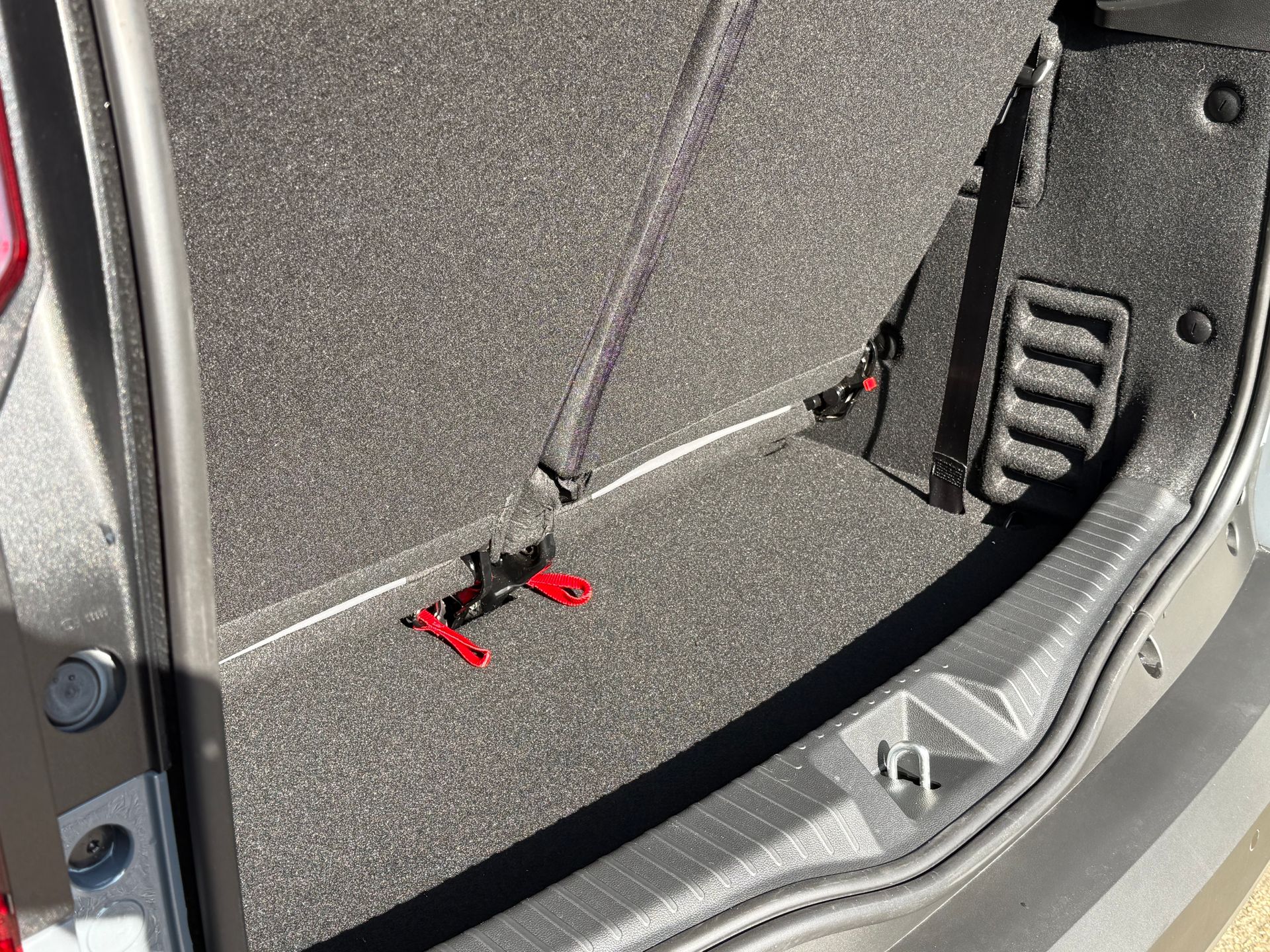 Rent a large car, estate, MPV, 7 seat people carrier, hire a mini-van, people mover, in an automatic transmission with roof rails, travel UK and Europe in the New Dacia Jogger Extreme Hybrid self charging, ULEZ compliant rental vehicle