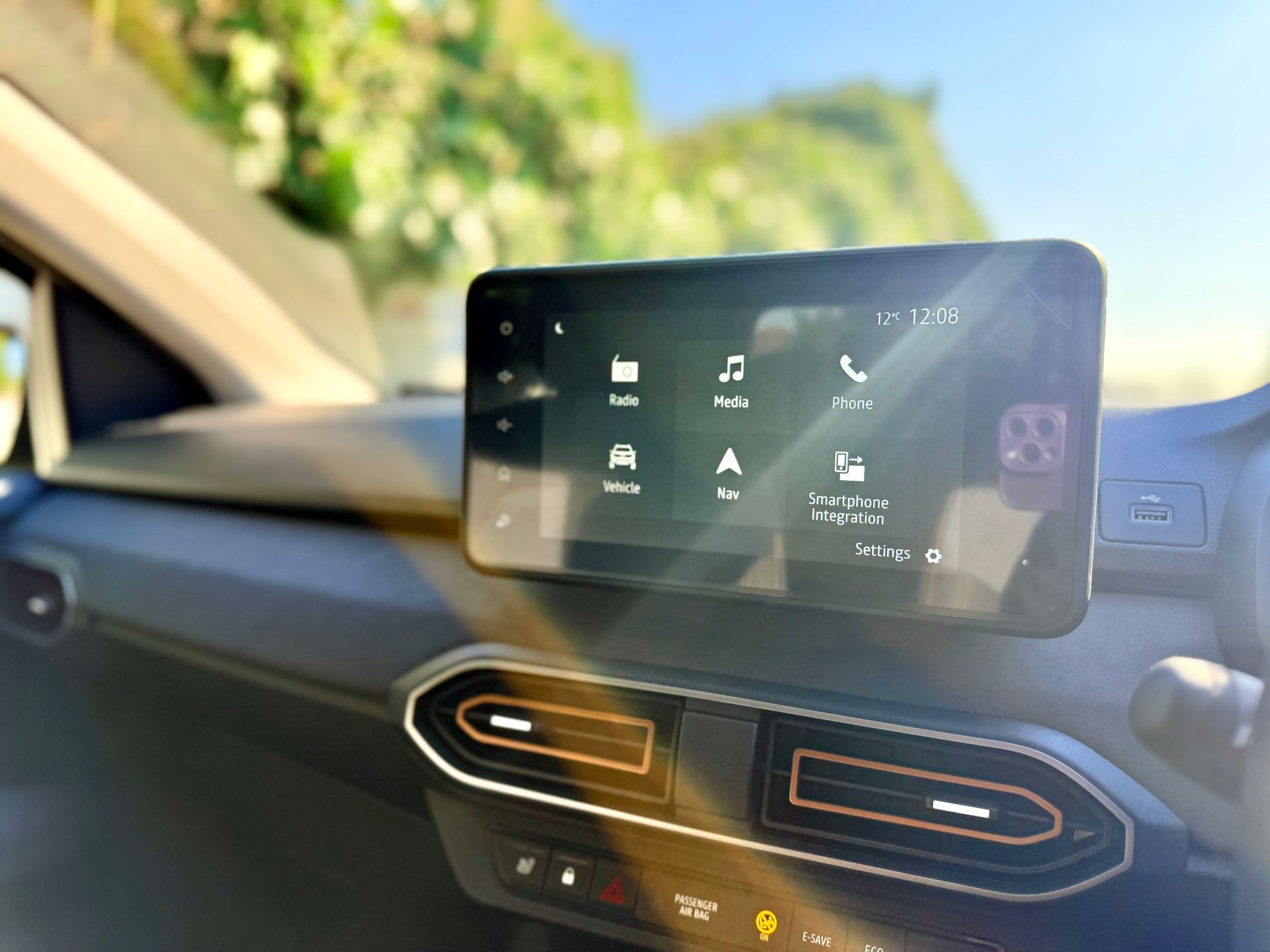 Rent a large car, estate, MPV, 7 seat people carrier, hire a mini-van, people mover, in an automatic transmission with roof rails, travel UK and Europe in the New Dacia Jogger Extreme Hybrid self charging, ULEZ compliant rental vehicle