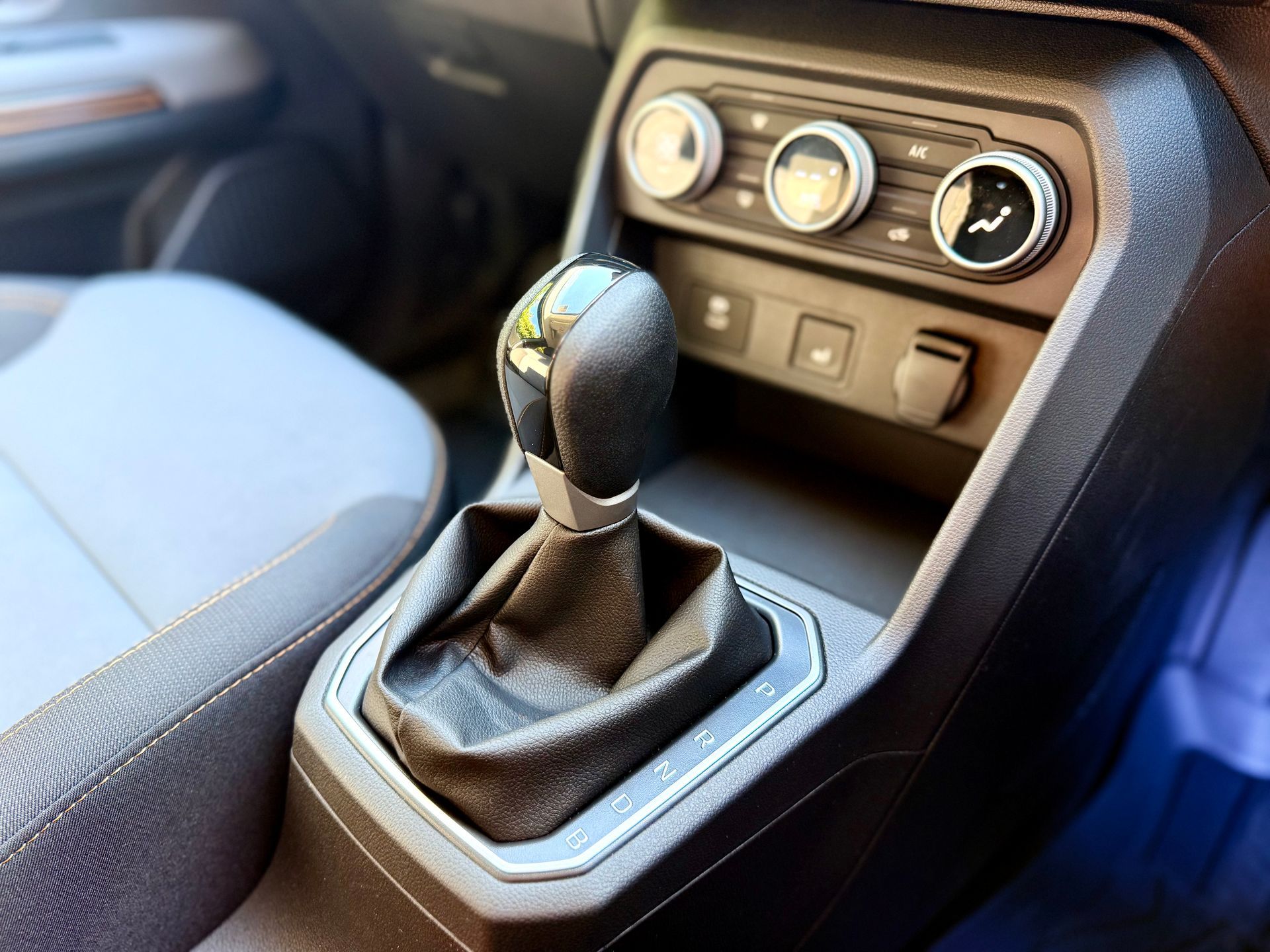 Rent a large car, estate, MPV, 7 seat people carrier, hire a mini-van, people mover, in an automatic transmission with roof rails, travel UK and Europe in the New Dacia Jogger Extreme Hybrid self charging, ULEZ compliant rental vehicle