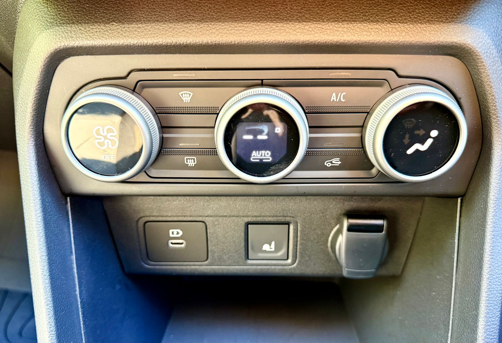 Rent a large car, estate, MPV, 7 seat people carrier, hire a mini-van, people mover, in an automatic transmission with roof rails, travel UK and Europe in the New Dacia Jogger Extreme Hybrid self charging, ULEZ compliant rental vehicle