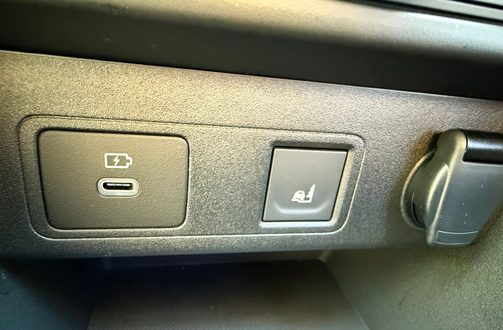 Rent a large car, estate, MPV, 7 seat people carrier, hire a mini-van, people mover, in an automatic transmission with roof rails, travel UK and Europe in the New Dacia Jogger Extreme Hybrid self charging, ULEZ compliant rental vehicle