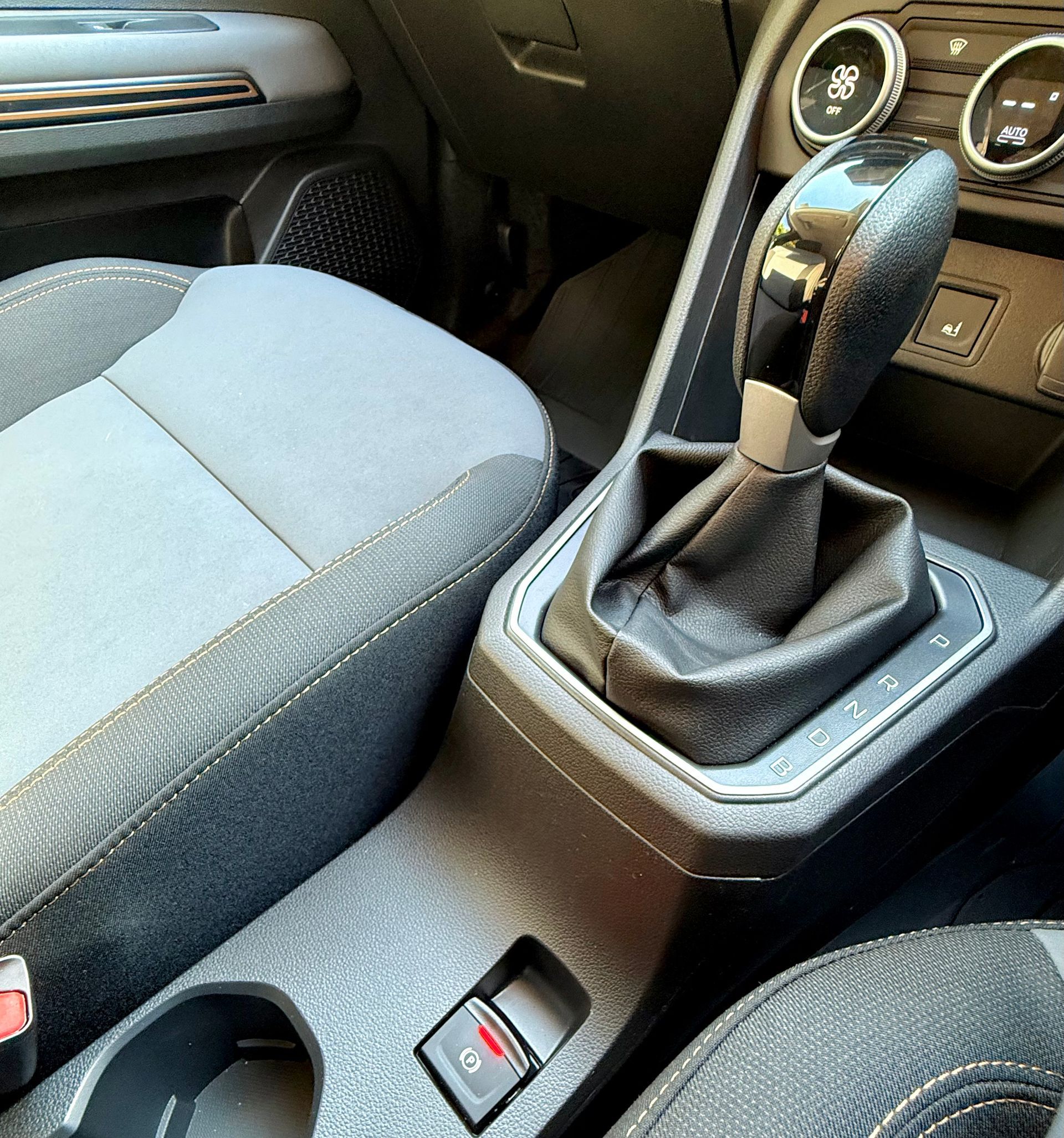 Rent a large car, estate, MPV, 7 seat people carrier, hire a mini-van, people mover, in an automatic transmission with roof rails, travel UK and Europe in the New Dacia Jogger Extreme Hybrid self charging, ULEZ compliant rental vehicle