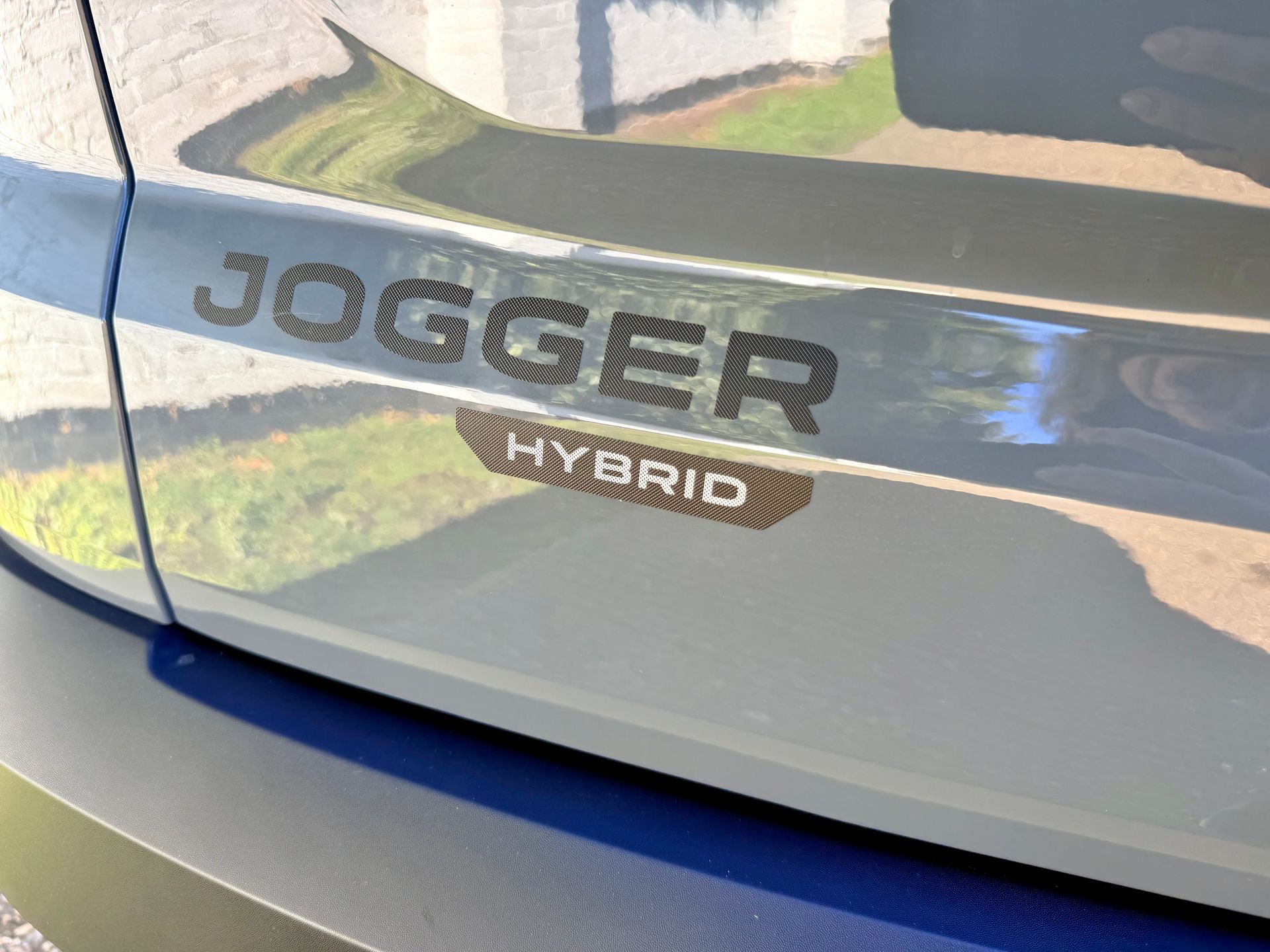 Rent a large car, estate, MPV, 7 seat people carrier, hire a mini-van, people mover, in an automatic transmission with roof rails, travel UK and Europe in the New Dacia Jogger Extreme Hybrid self charging, ULEZ compliant rental vehicle