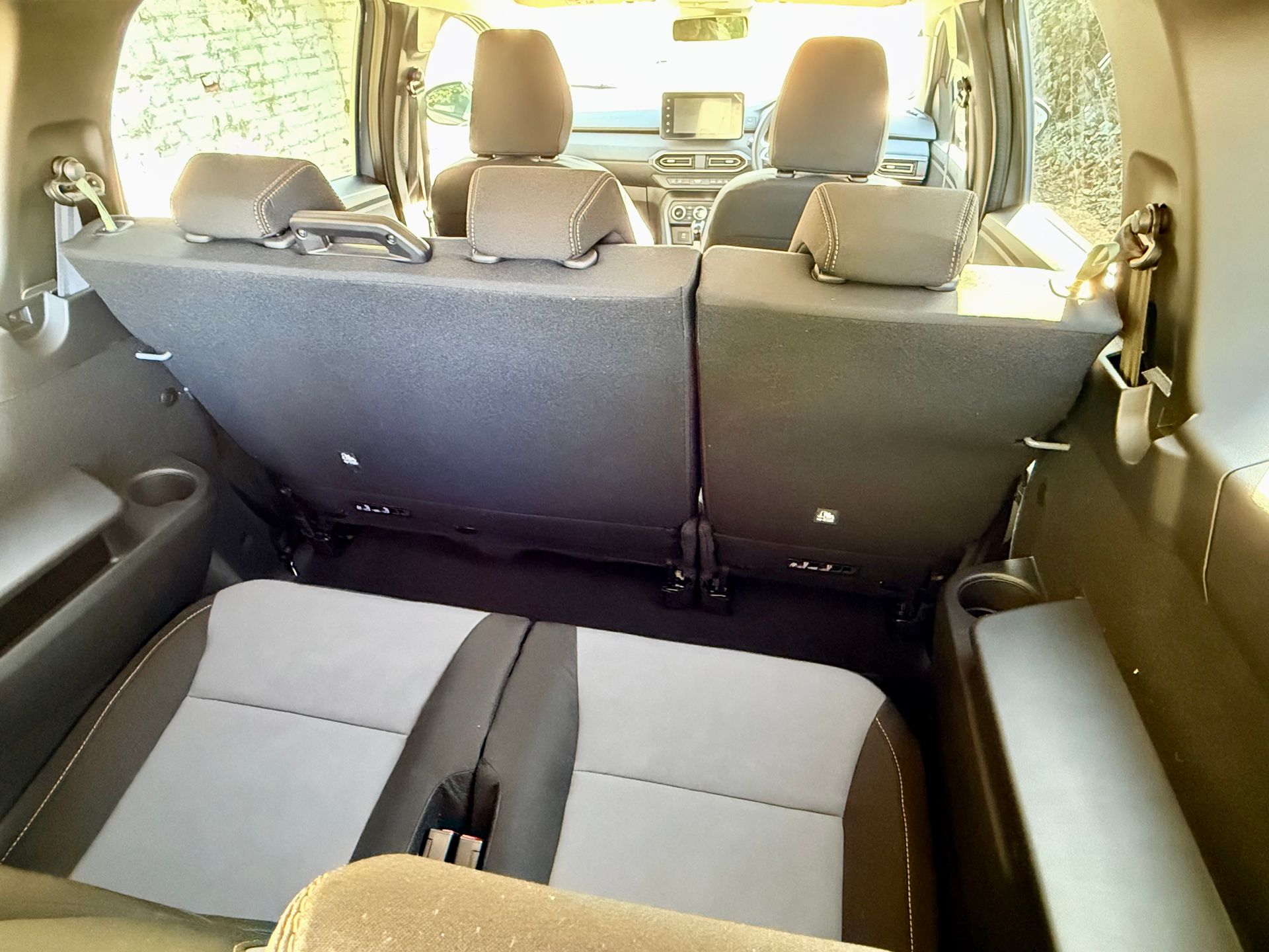 Rent a large car, estate, MPV, 7 seat people carrier, hire a mini-van, people mover, in an automatic transmission with roof rails, travel UK and Europe in the New Dacia Jogger Extreme Hybrid self charging, ULEZ compliant rental vehicle