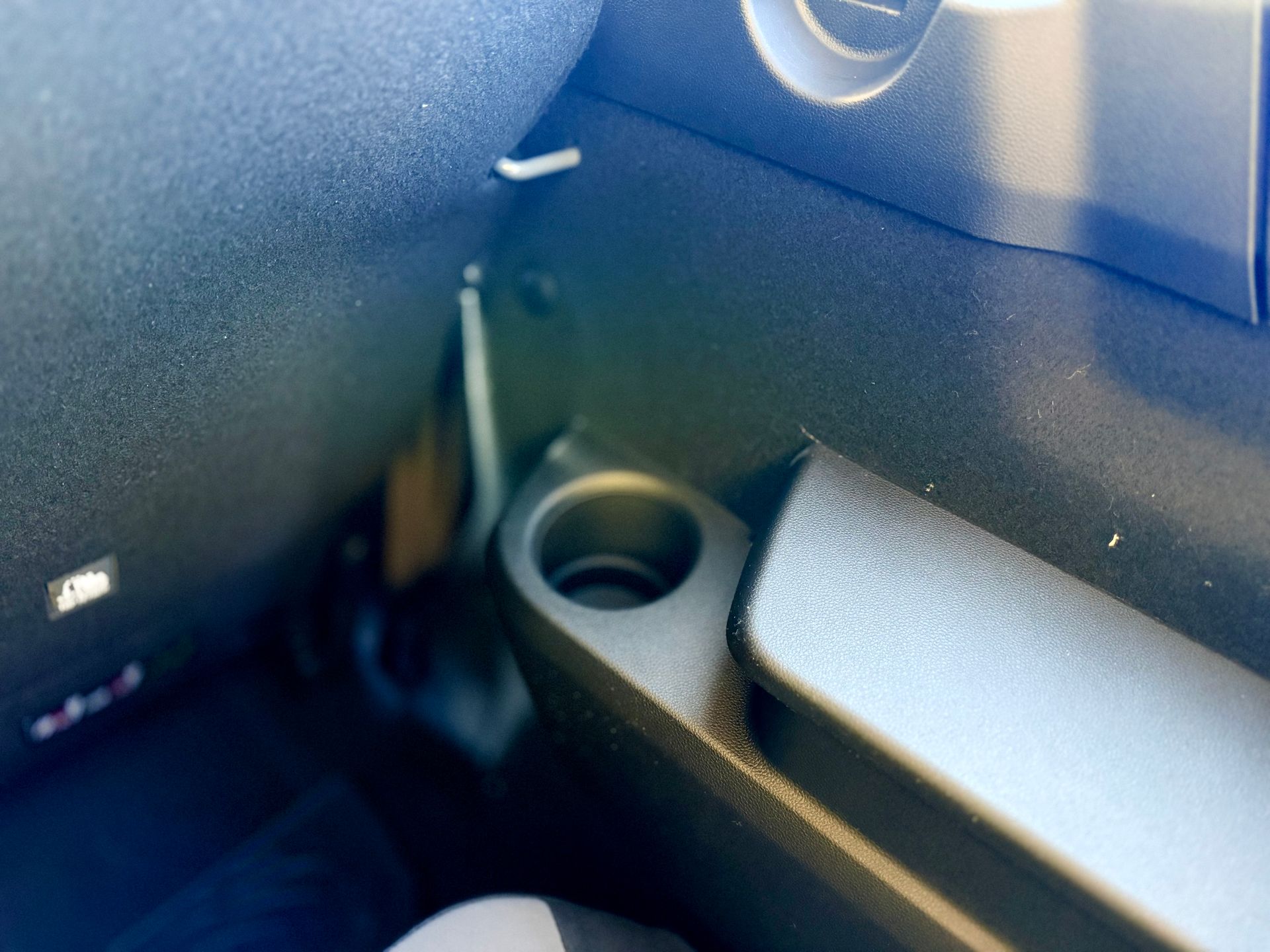 Rent a large car, estate, MPV, 7 seat people carrier, hire a mini-van, people mover, in an automatic transmission with roof rails, travel UK and Europe in the New Dacia Jogger Extreme Hybrid self charging, ULEZ compliant rental vehicle