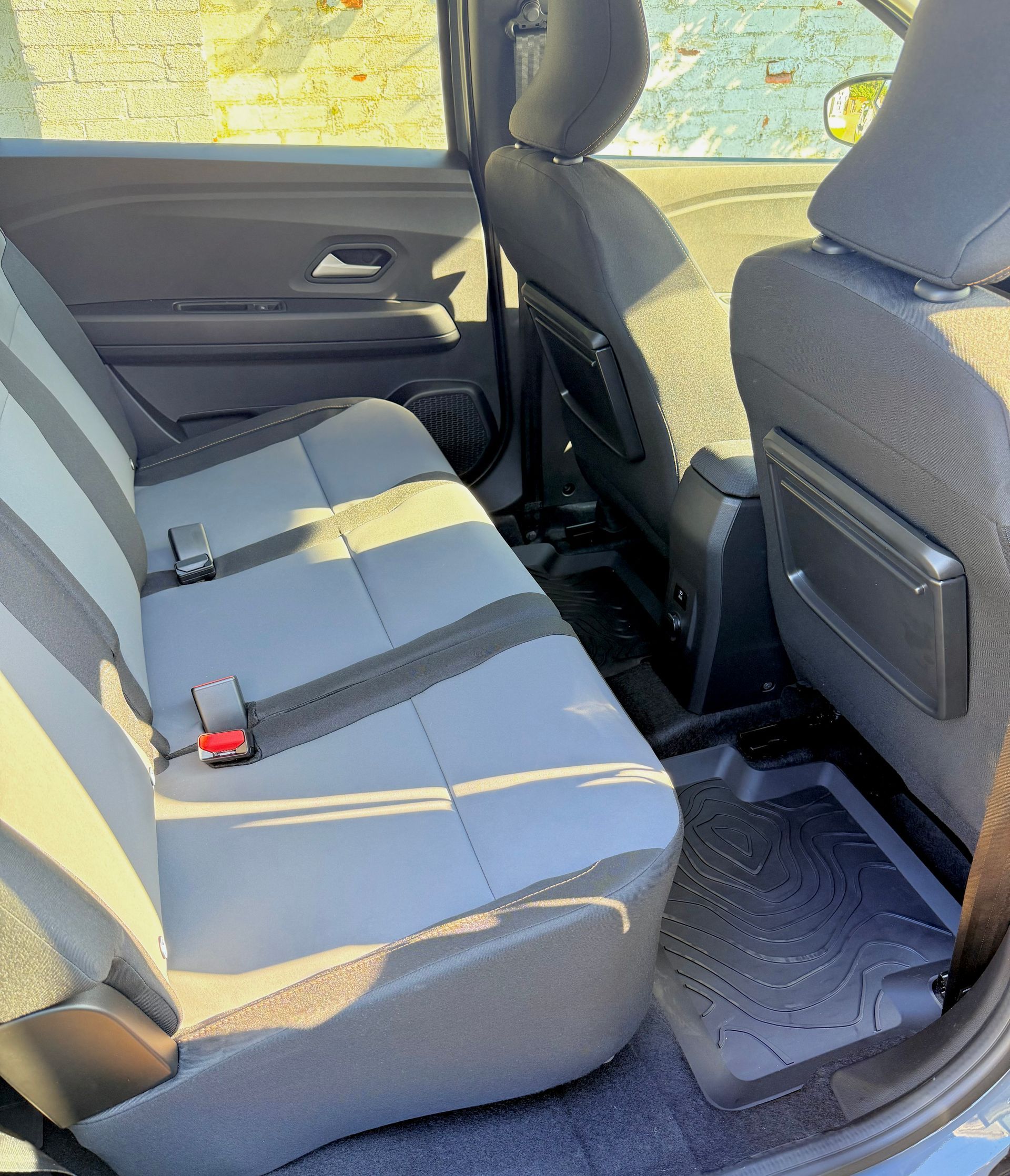 Rent a large car, estate, MPV, 7 seat people carrier, hire a mini-van, people mover, in an automatic transmission with roof rails, travel UK and Europe in the New Dacia Jogger Extreme Hybrid self charging, ULEZ compliant rental vehicle