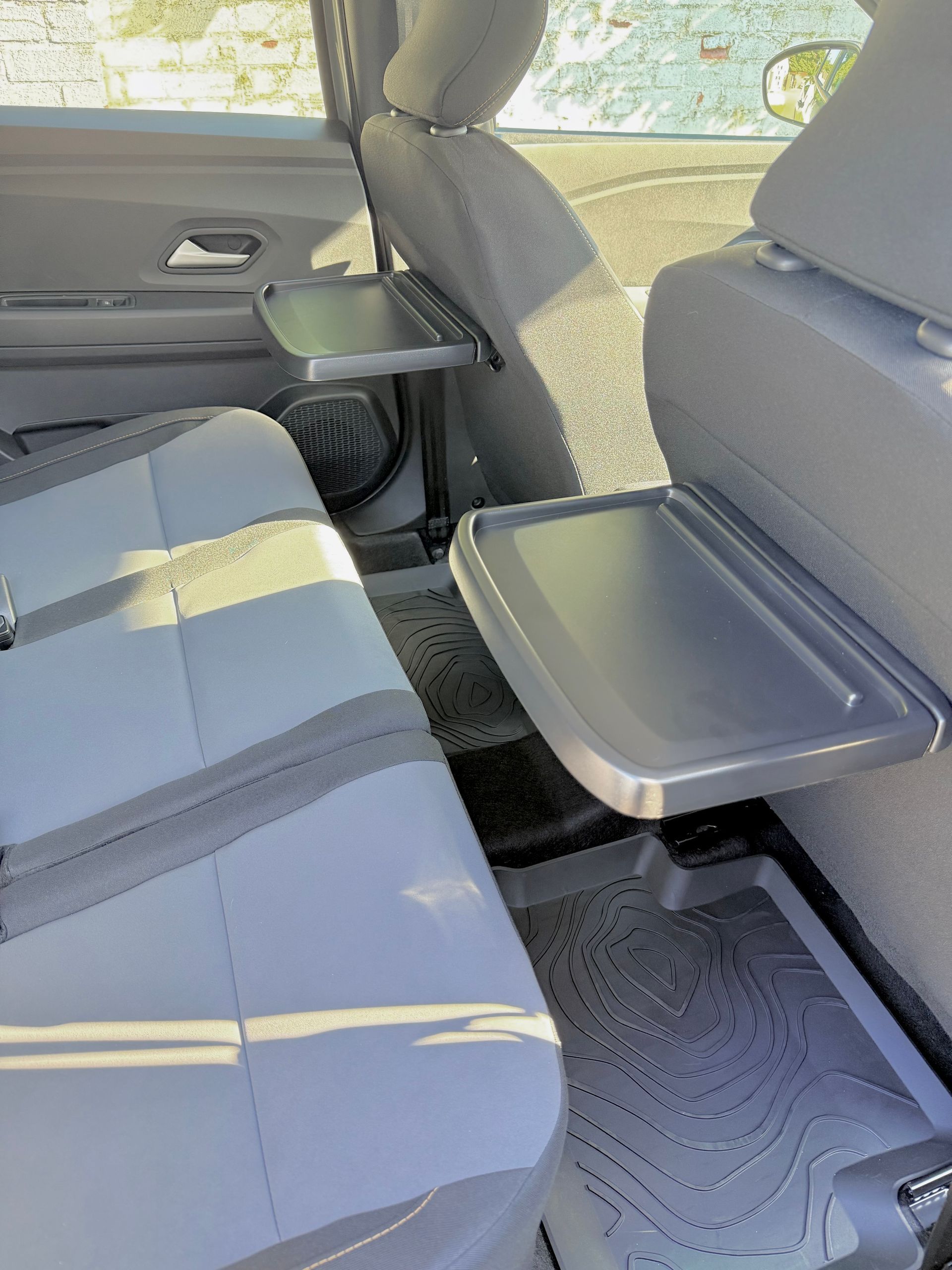 Rent a large car, estate, MPV, 7 seat people carrier, hire a mini-van, people mover, in an automatic transmission with roof rails, travel UK and Europe in the New Dacia Jogger Extreme Hybrid self charging, ULEZ compliant rental vehicle