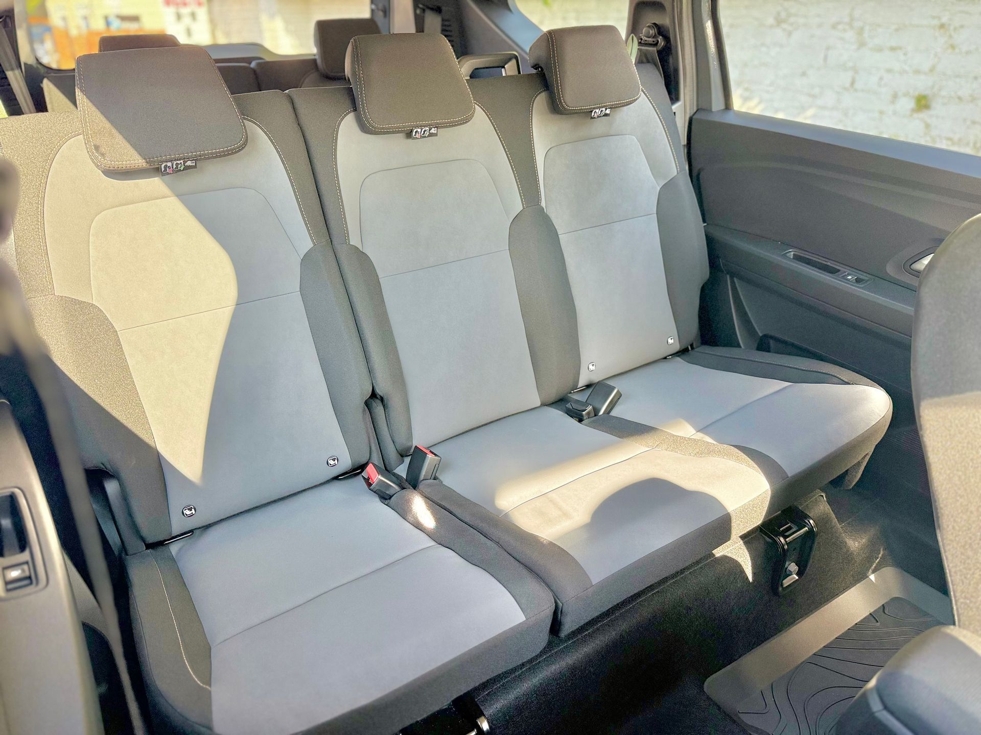 Rent a large car, estate, MPV, 7 seat people carrier, hire a mini-van, people mover, in an automatic transmission with roof rails, travel UK and Europe in the New Dacia Jogger Extreme Hybrid self charging, ULEZ compliant rental vehicle