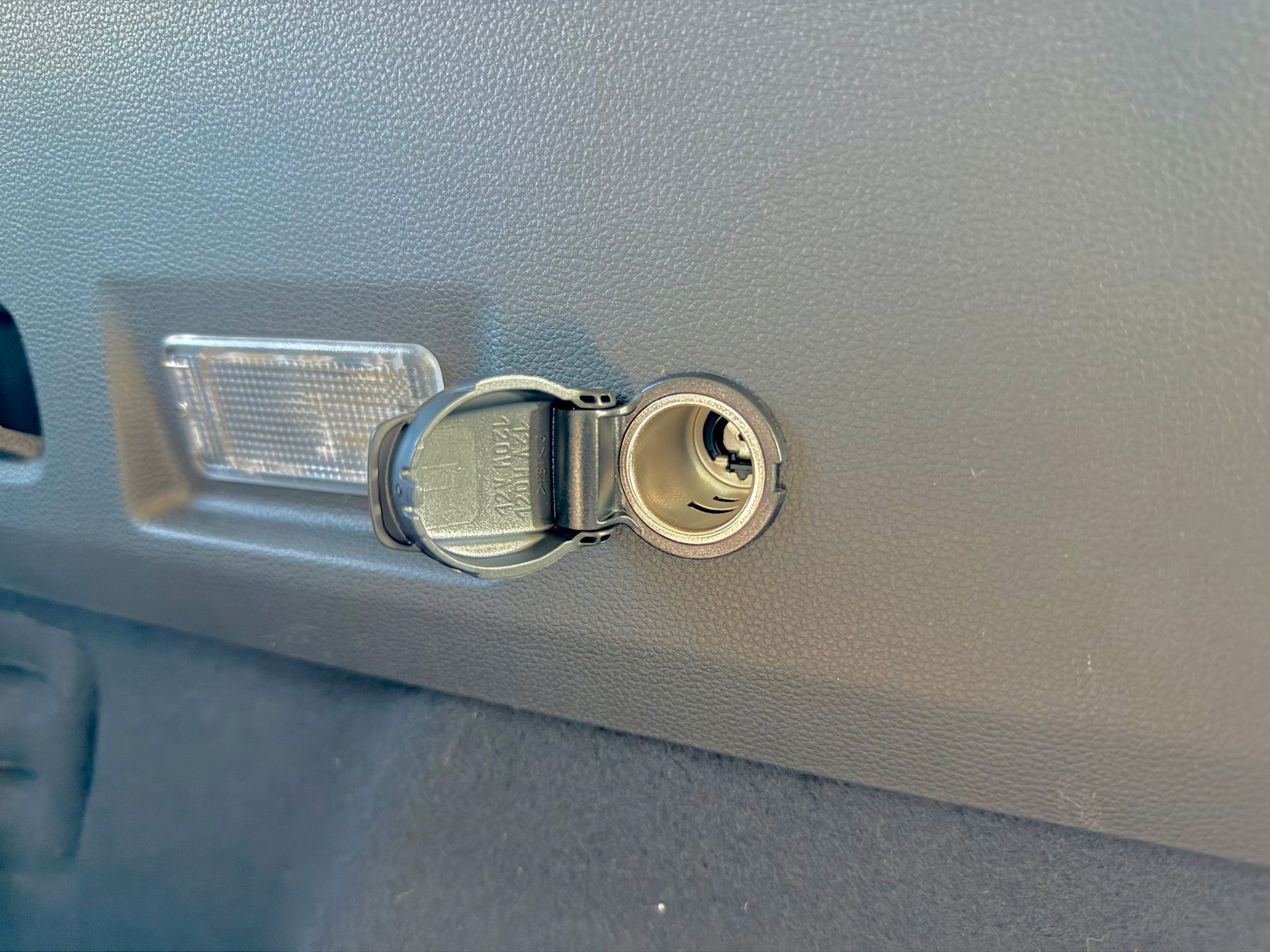 Rent a large car, estate, MPV, 7 seat people carrier, hire a mini-van, people mover, in an automatic transmission with roof rails, travel UK and Europe in the New Dacia Jogger Extreme Hybrid self charging, ULEZ compliant rental vehicle