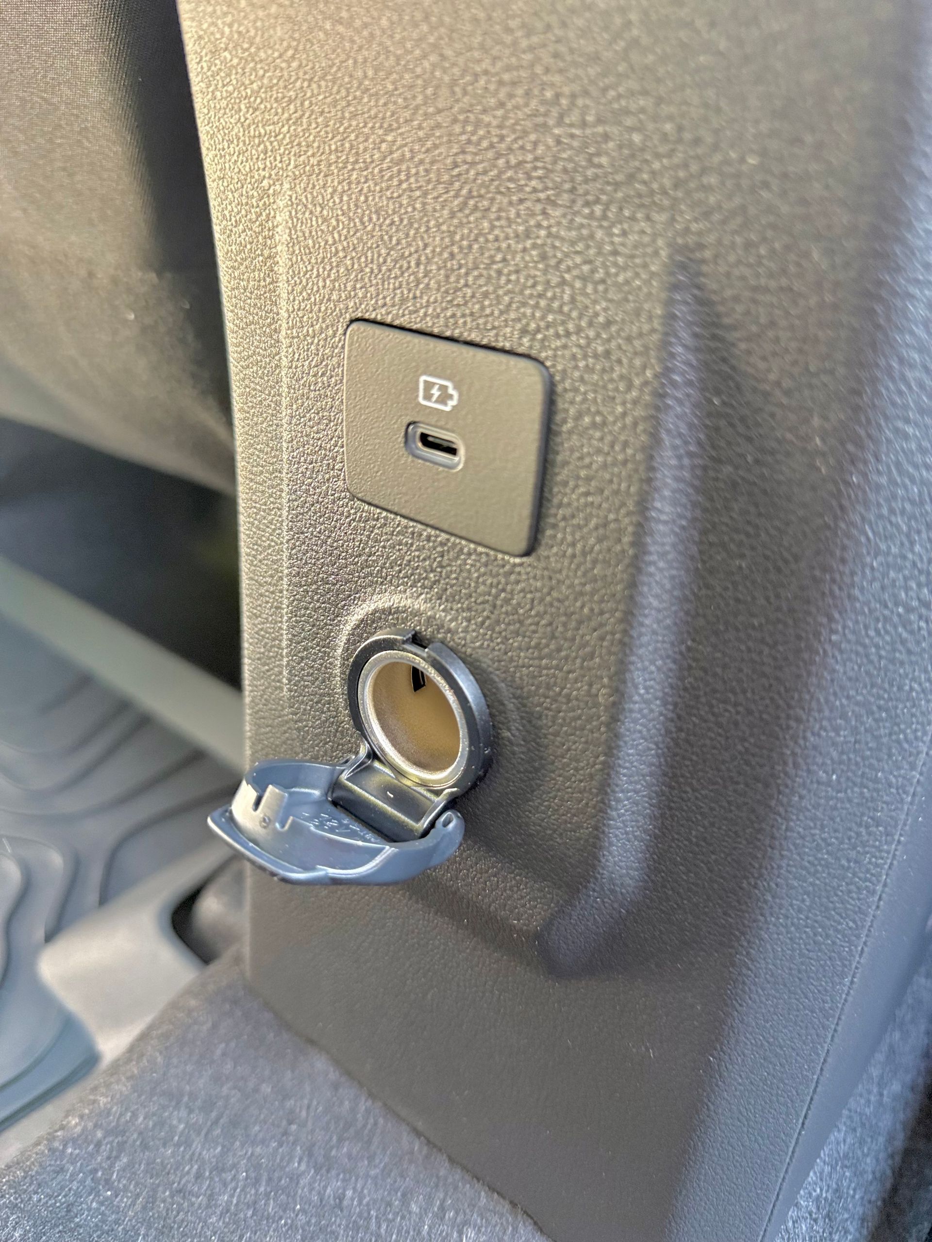 Rent a large car, estate, MPV, 7 seat people carrier, hire a mini-van, people mover, in an automatic transmission with roof rails, travel UK and Europe in the New Dacia Jogger Extreme Hybrid self charging, ULEZ compliant rental vehicle