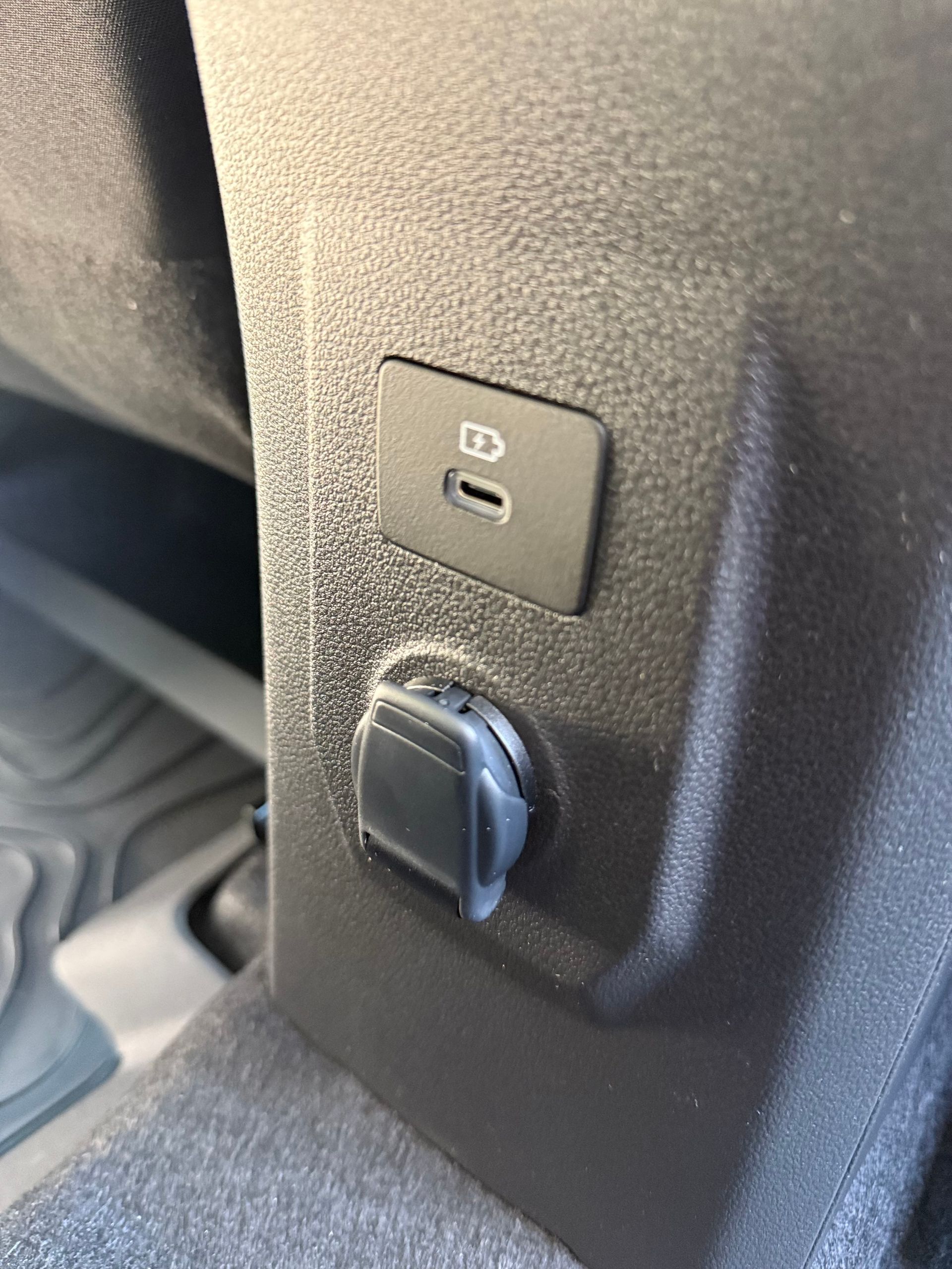 Rent a large car, estate, MPV, 7 seat people carrier, hire a mini-van, people mover, in an automatic transmission with roof rails, travel UK and Europe in the New Dacia Jogger Extreme Hybrid self charging, ULEZ compliant rental vehicle