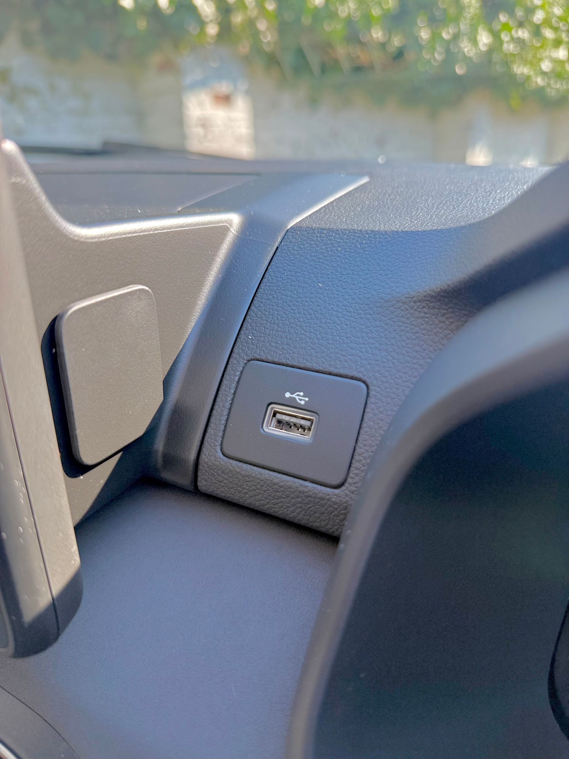 Rent a large car, estate, MPV, 7 seat people carrier, hire a mini-van, people mover, in an automatic transmission with roof rails, travel UK and Europe in the New Dacia Jogger Extreme Hybrid self charging, ULEZ compliant rental vehicle