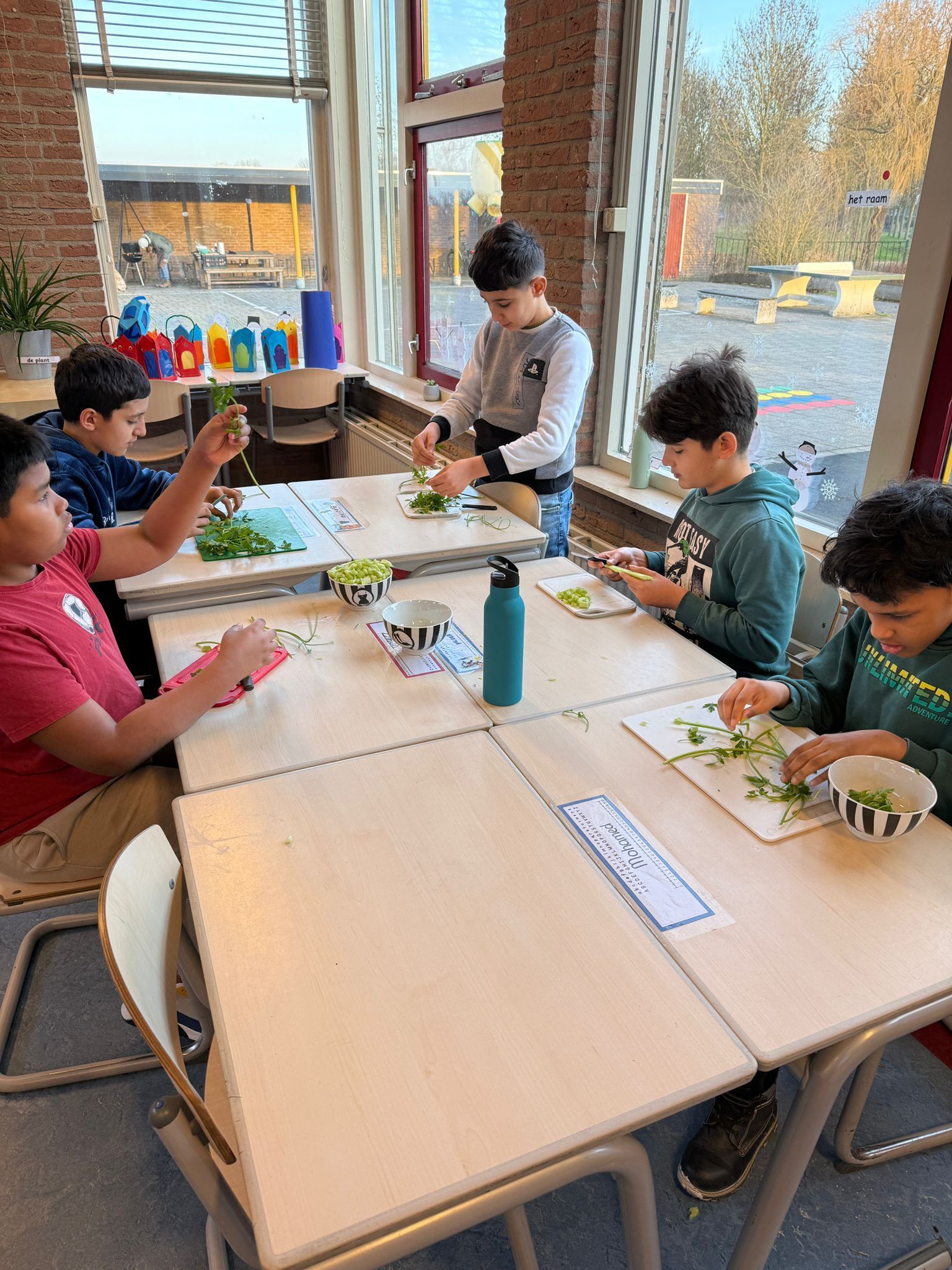 Erwtensoep gemaakt op AZC school Het Uitzicht