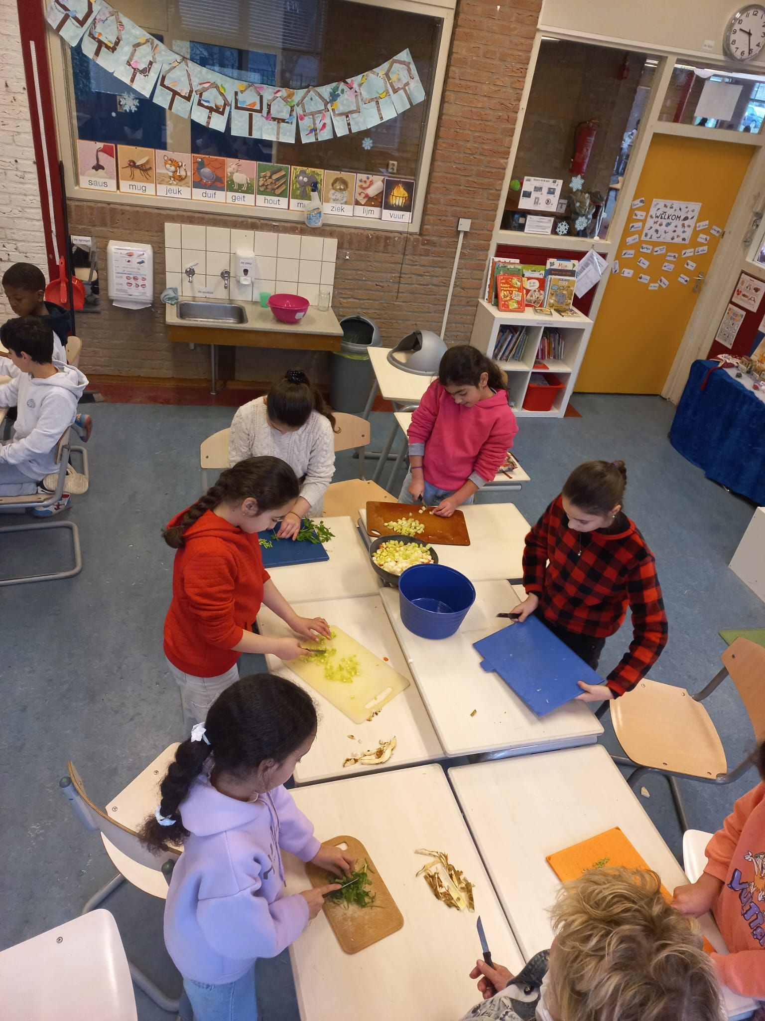 Erwtensoep gemaakt op AZC school Het Uitzicht