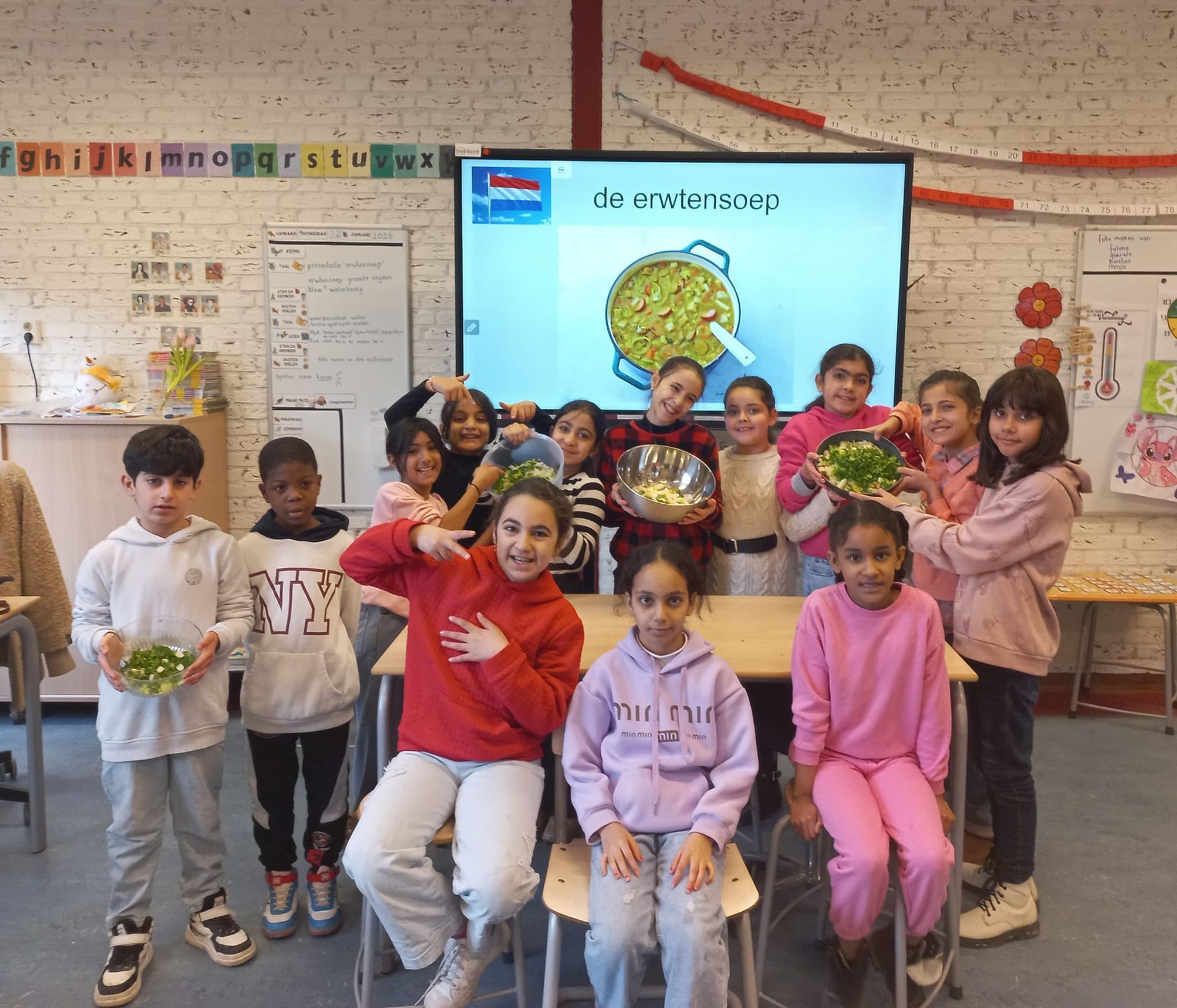 Erwtensoep gemaakt op AZC school Het Uitzicht