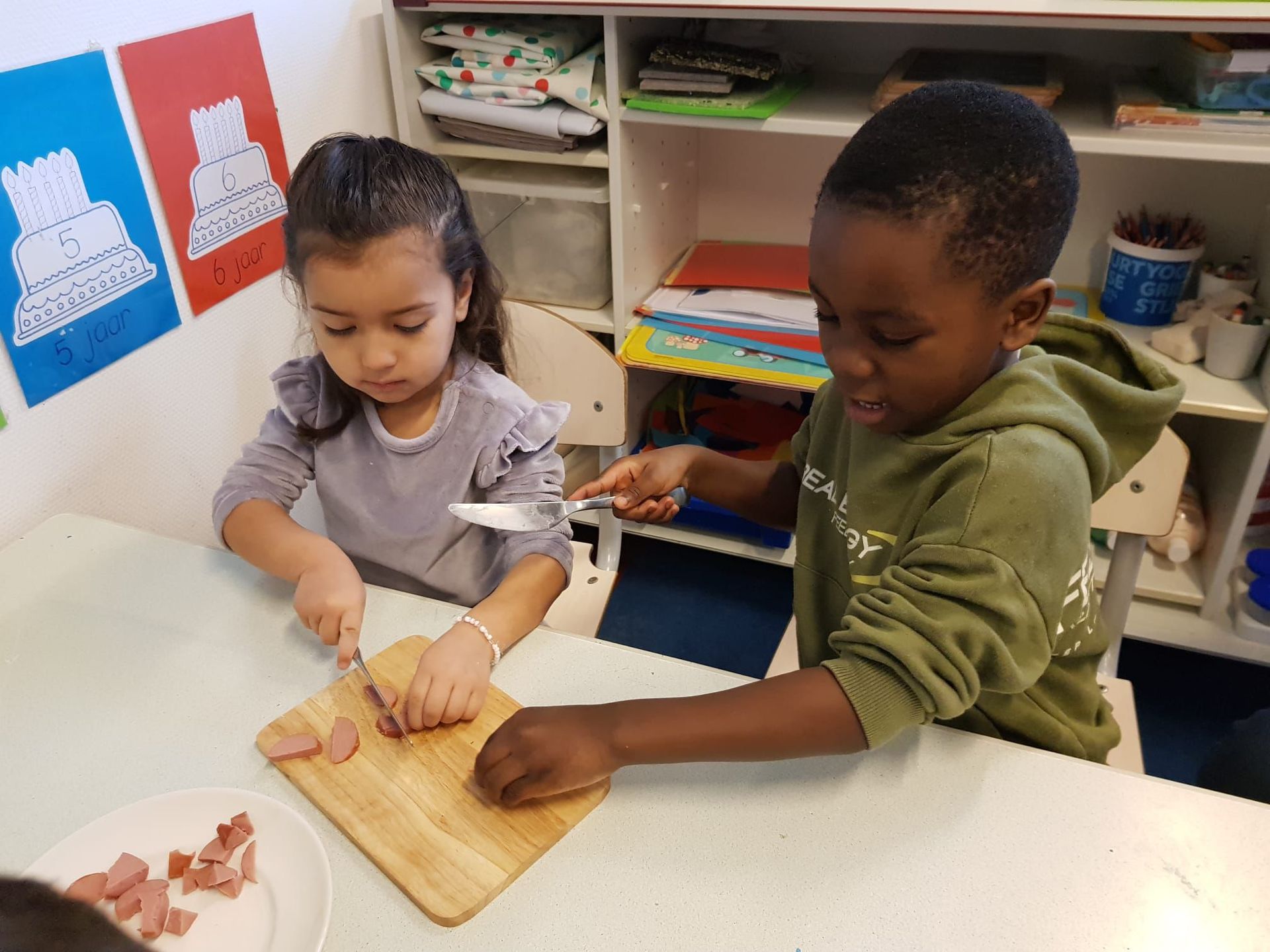 Erwtensoep gemaakt op AZC school Het Uitzicht