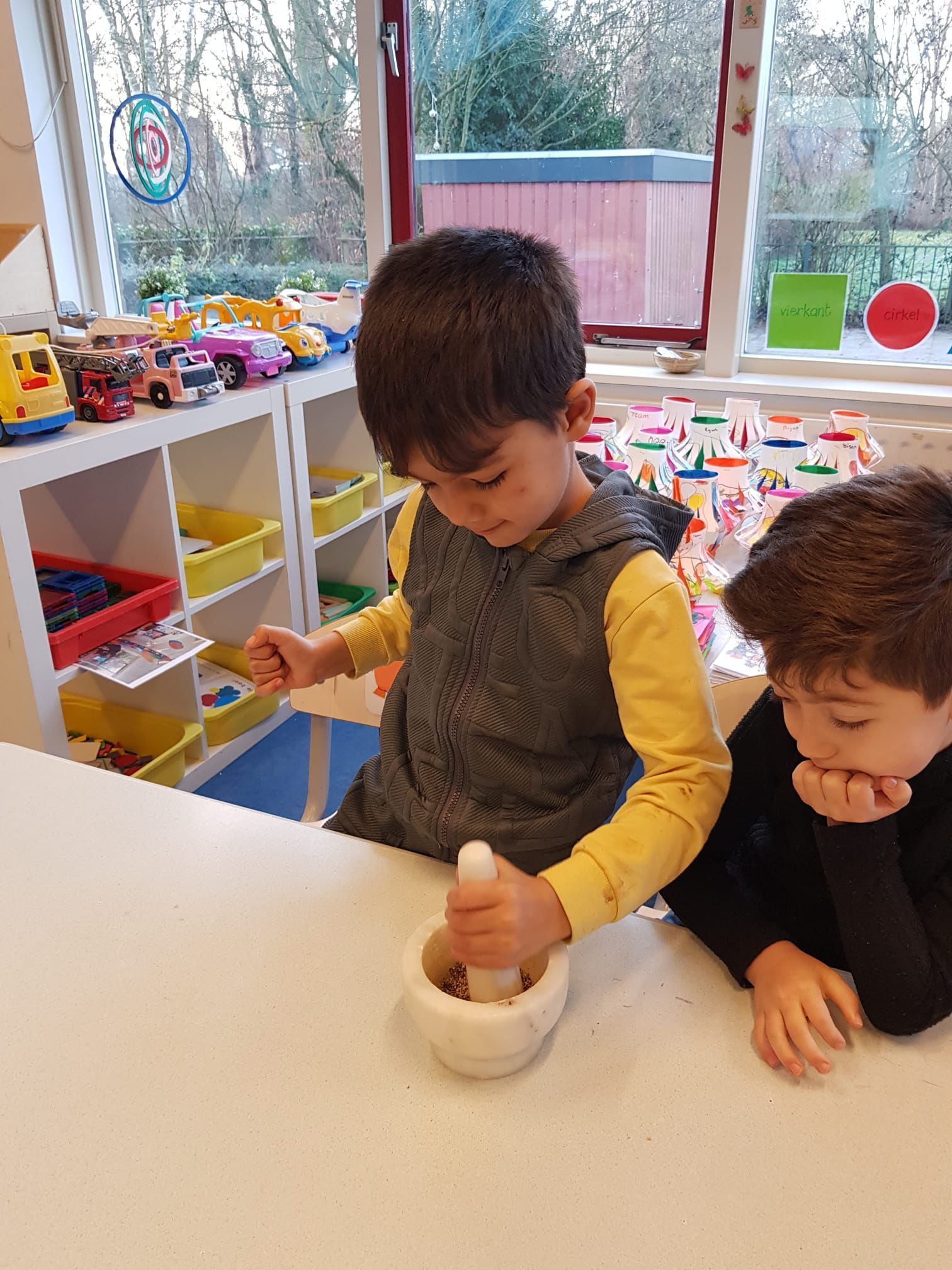 Erwtensoep gemaakt op AZC school Het Uitzicht