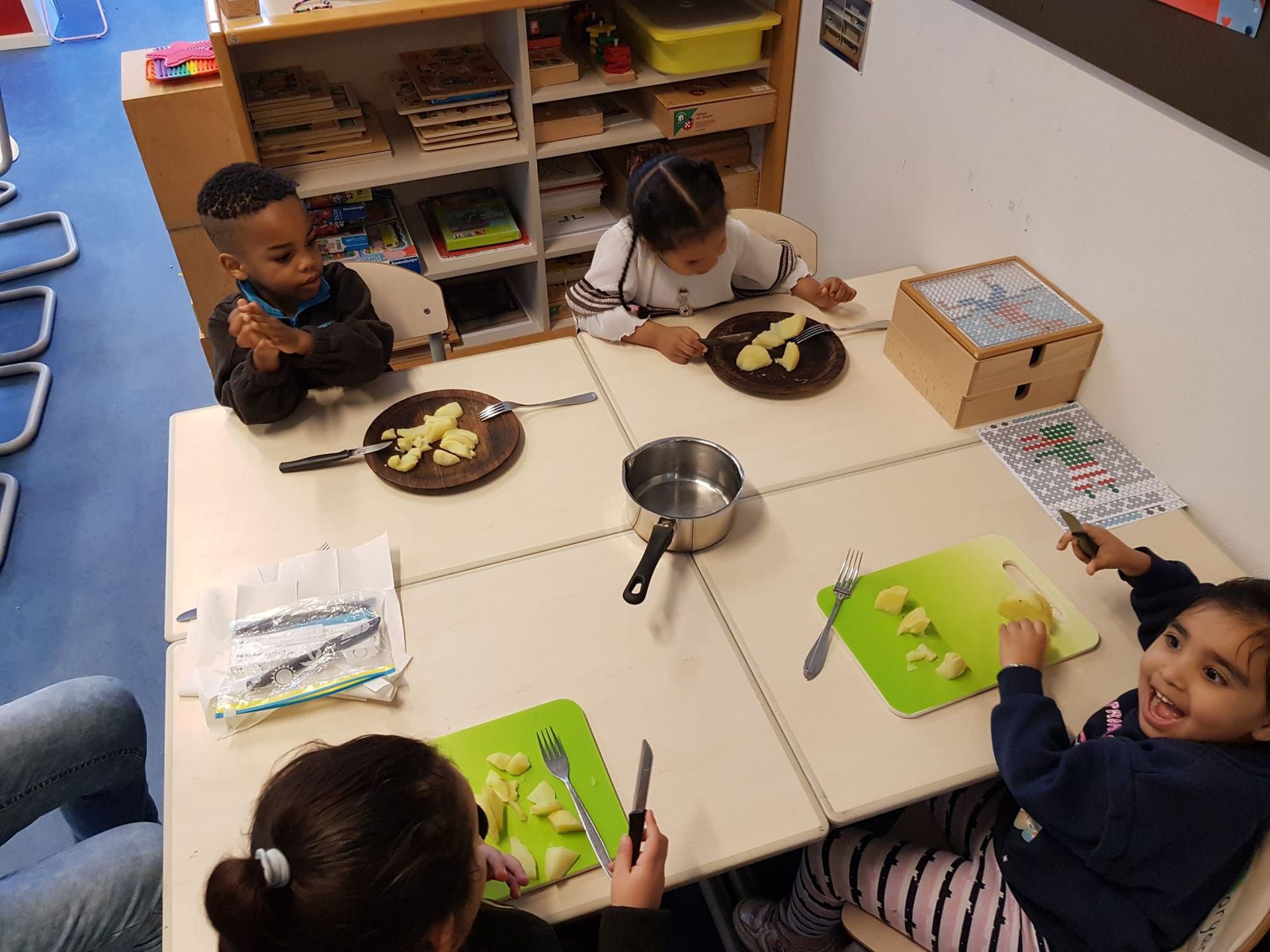 Erwtensoep gemaakt op AZC school Het Uitzicht