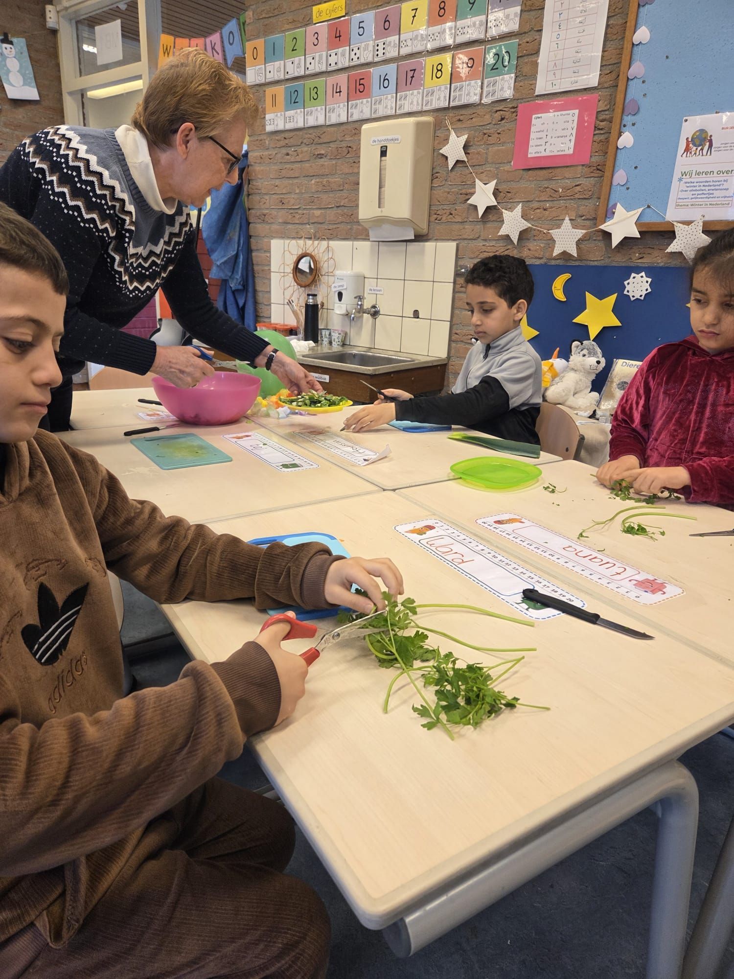 Erwtensoep gemaakt op AZC school Het Uitzicht
