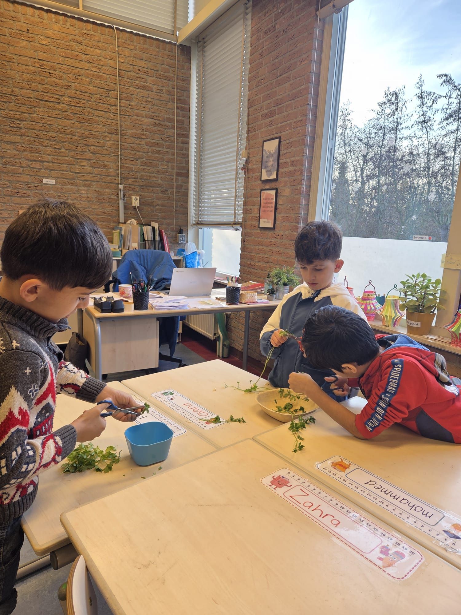 Erwtensoep gemaakt op AZC school Het Uitzicht