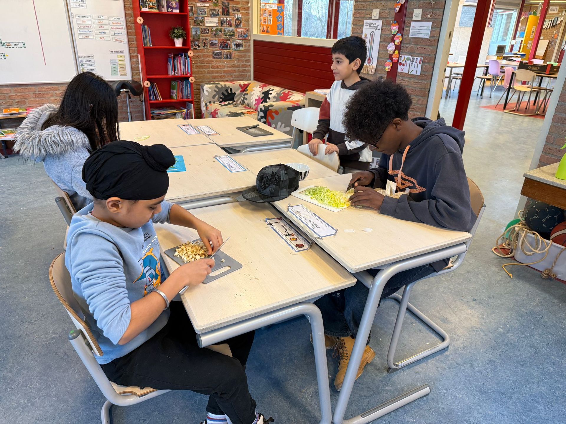 Erwtensoep gemaakt op AZC school Het Uitzicht