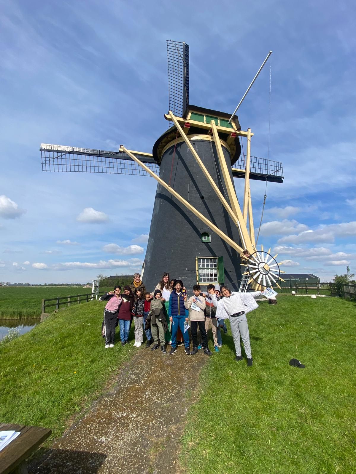 Kinderen AZC School Het Uitzicht op bezoek naar de Poldermolen
