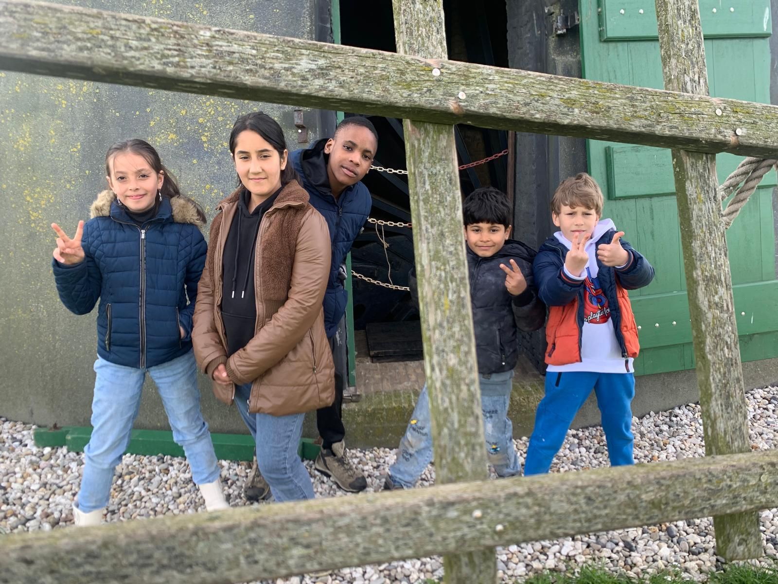 Kinderen AZC School Het Uitzicht op bezoek naar de Poldermolen