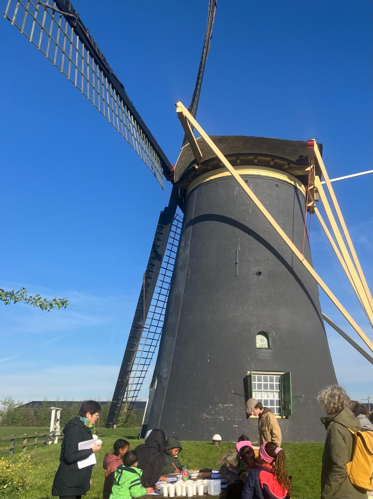 Kinderen AZC School Het Uitzicht op bezoek naar de Poldermolen