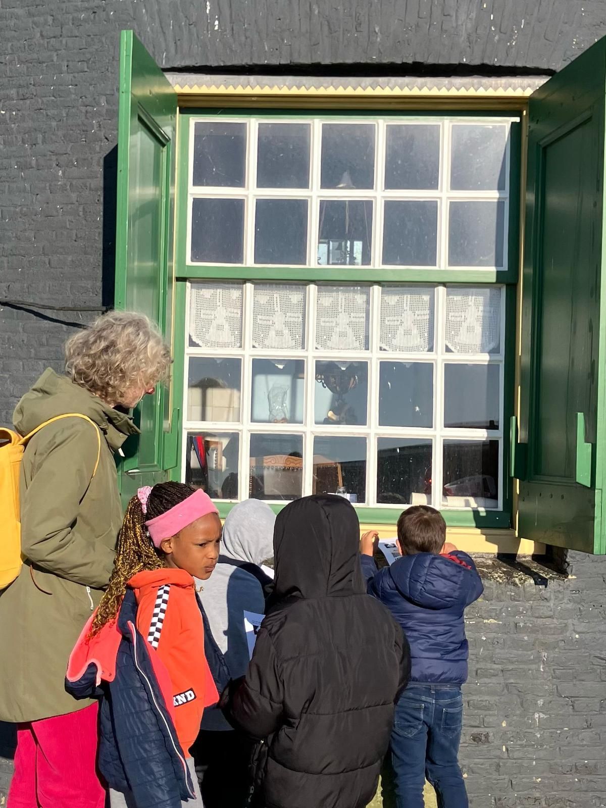 Kinderen AZC School Het Uitzicht op bezoek naar de Poldermolen