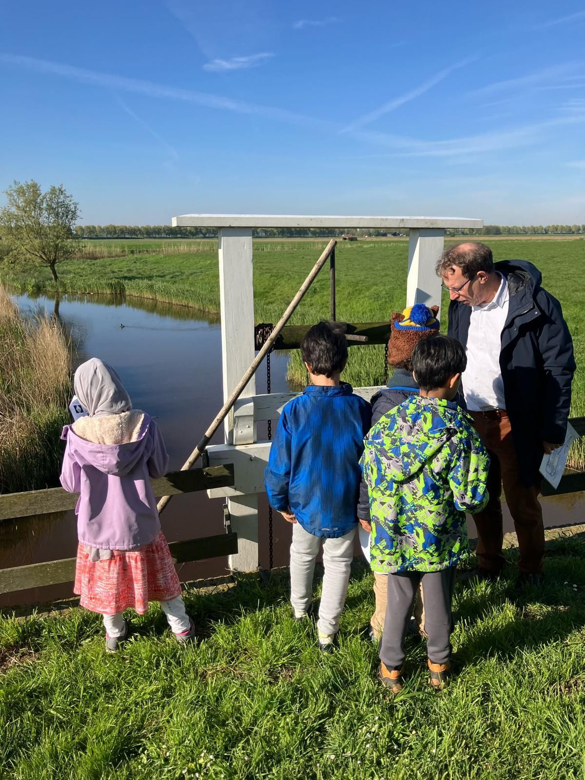 Kinderen AZC School Het Uitzicht op bezoek naar de Poldermolen