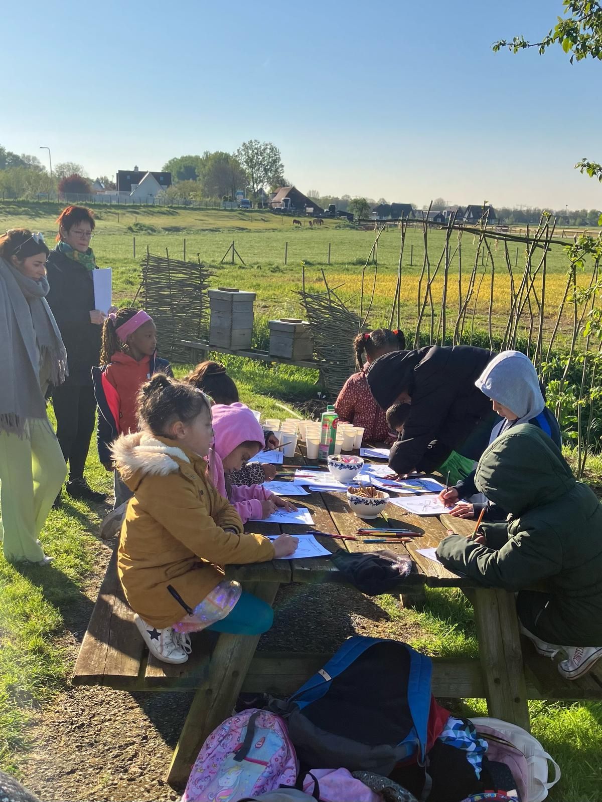 Kinderen AZC School Het Uitzicht op bezoek naar de Poldermolen