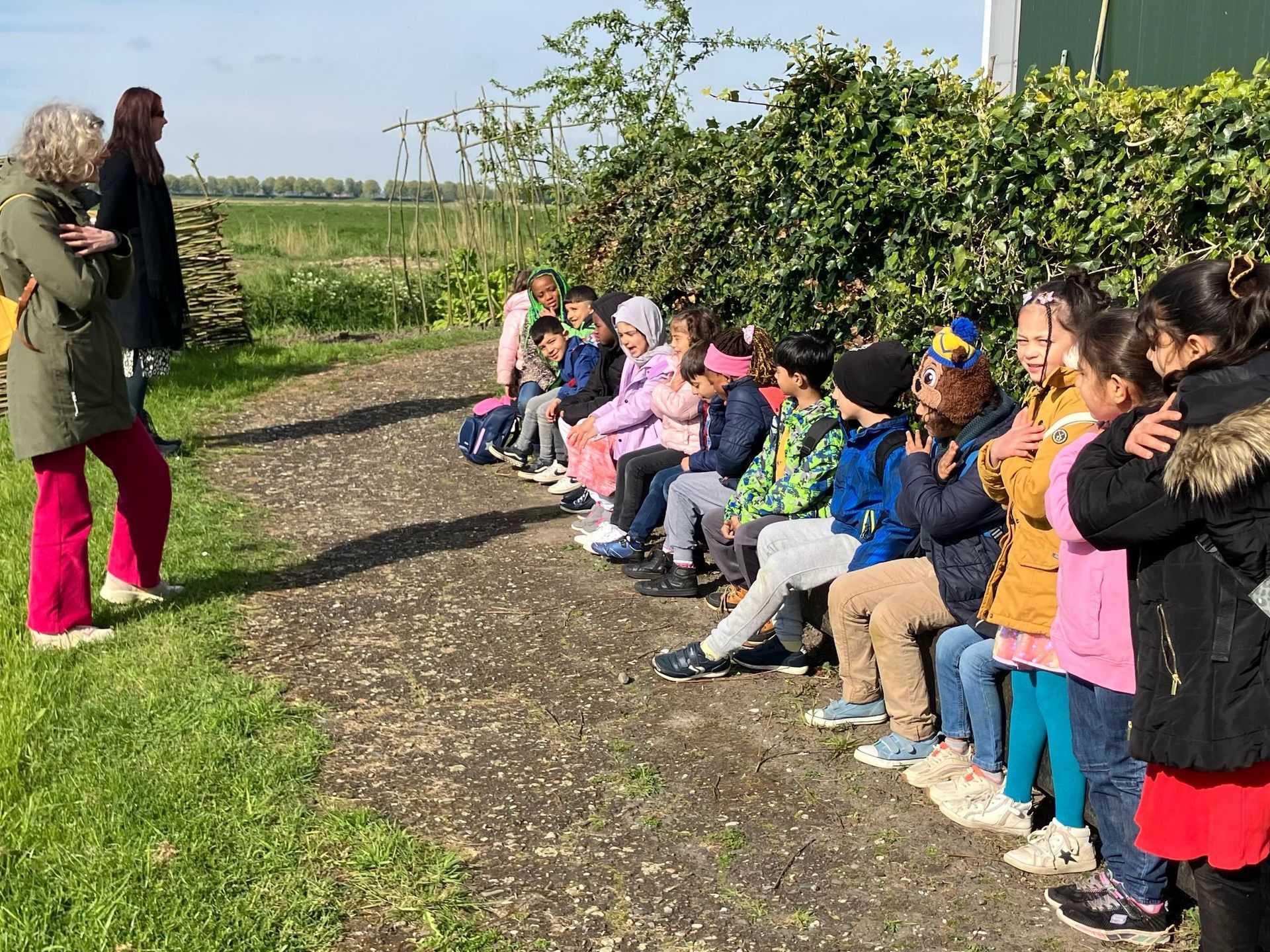 Kinderen AZC School Het Uitzicht op bezoek naar de Poldermolen