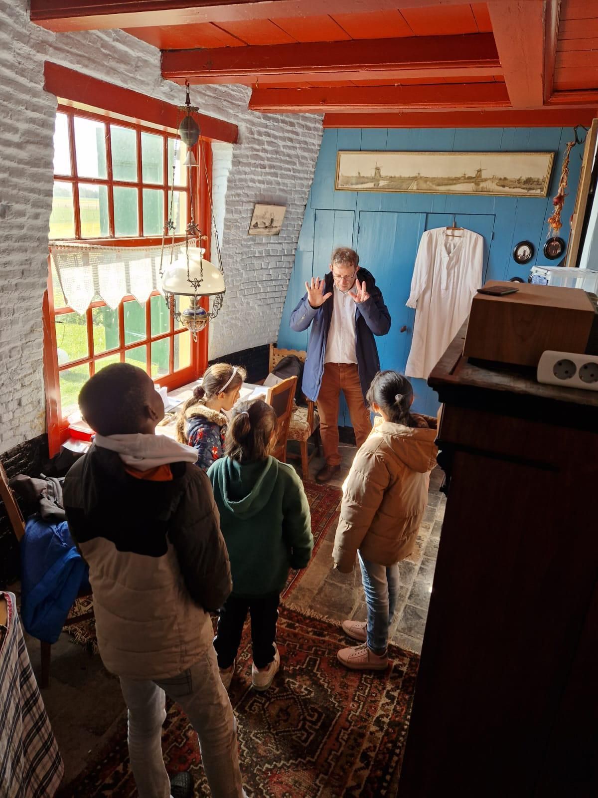 Kinderen AZC School Het Uitzicht op bezoek naar de Poldermolen